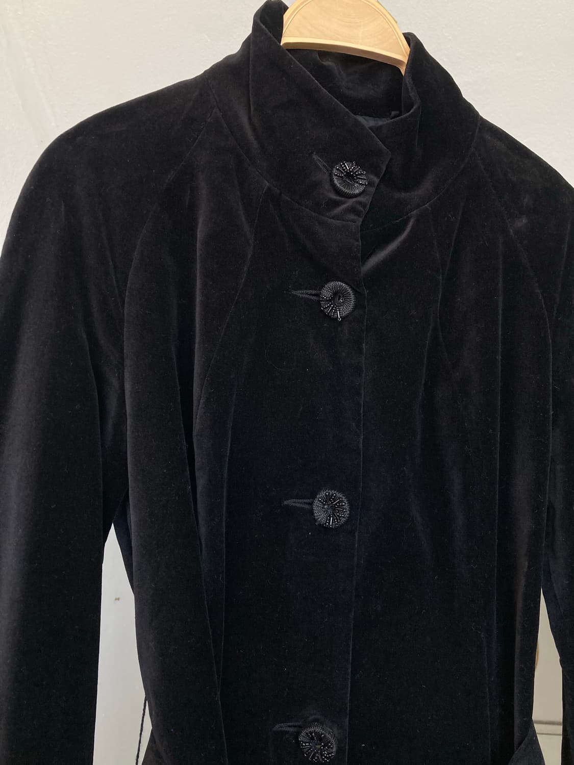 자수 디테일 블랙 벨벳 코트 상품이미지2