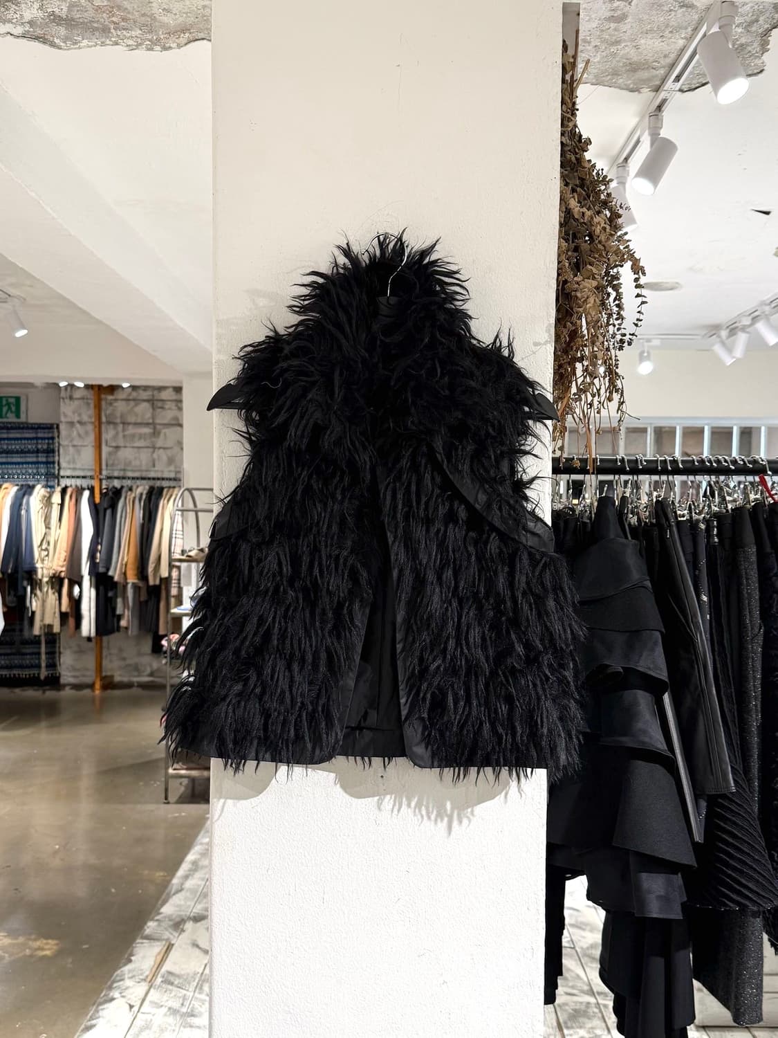 보테가베네타 블랙 모헤어 퍼 크롭 베스트 상품이미지1