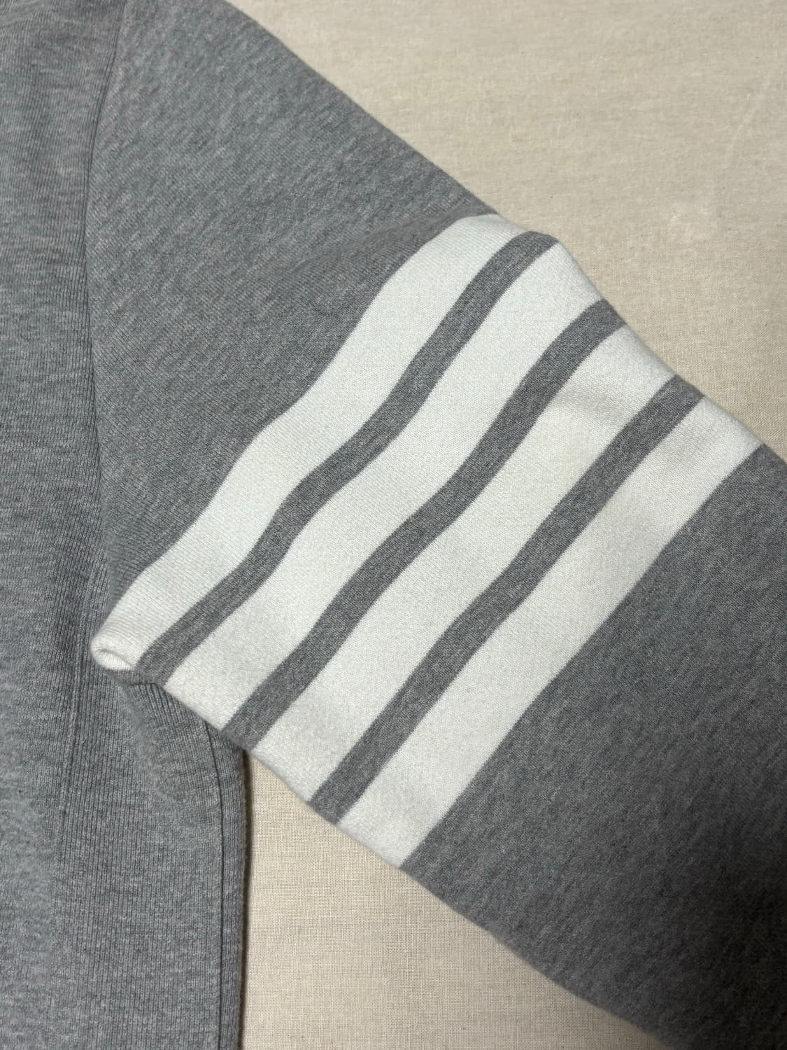 톰브라운 사선완장 맨투맨 [4] 상품이미지3