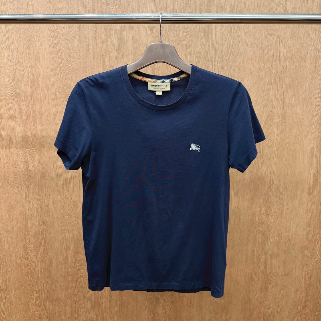 버버리 런던 반팔 티셔츠 라운드넥 로고 자수 무지 디테일 레귤러핏 네이비 상품이미지2