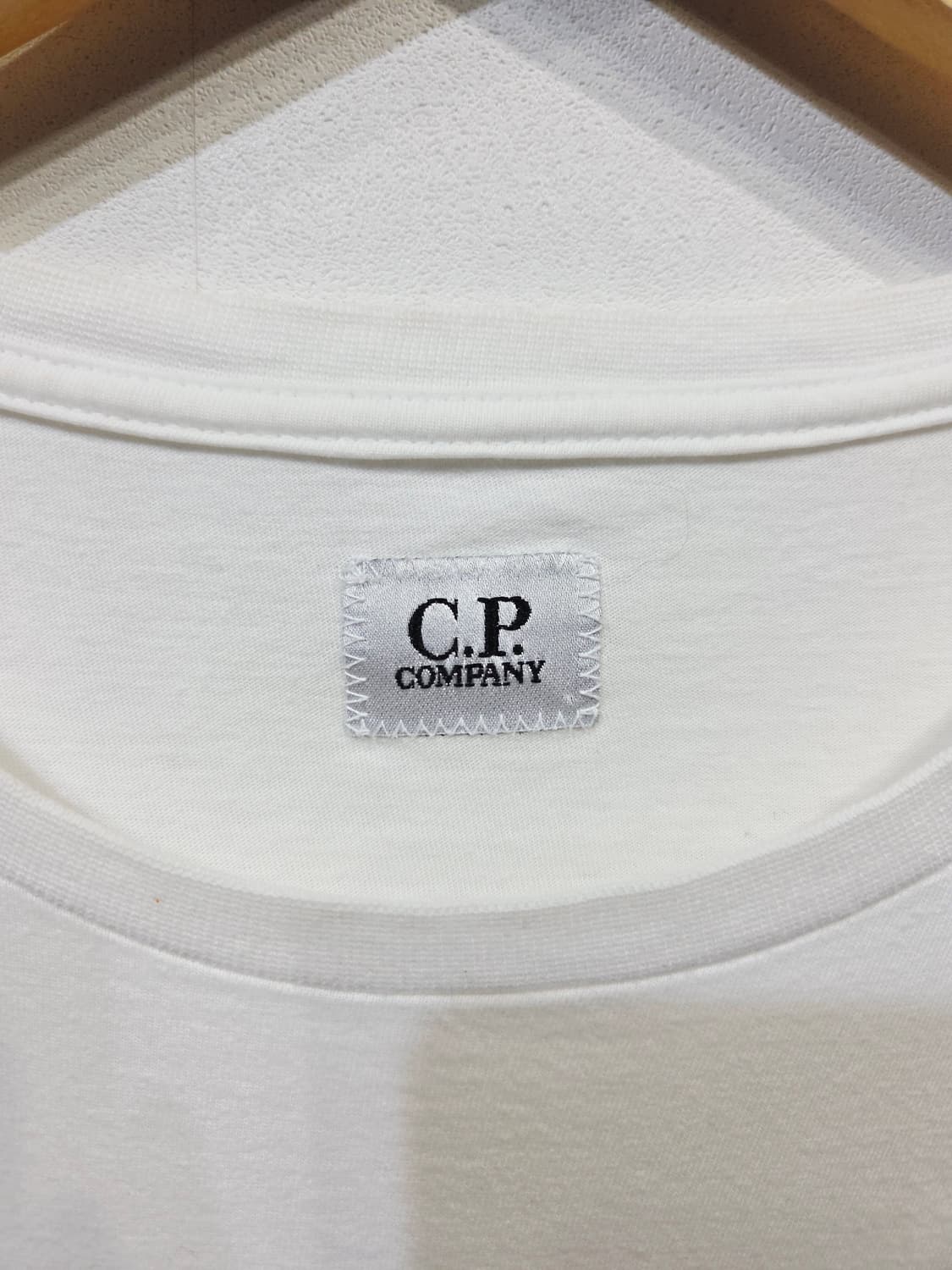 씨피컴퍼니(C.P. COMPANY) 스티치 로고 화이트 반팔 티셔츠 상품이미지7