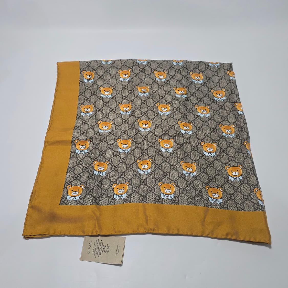 구찌 GG 수프림 엑소 카이 콜라보 테디베어 리미티드 에디션 실크 스카프 상품이미지6