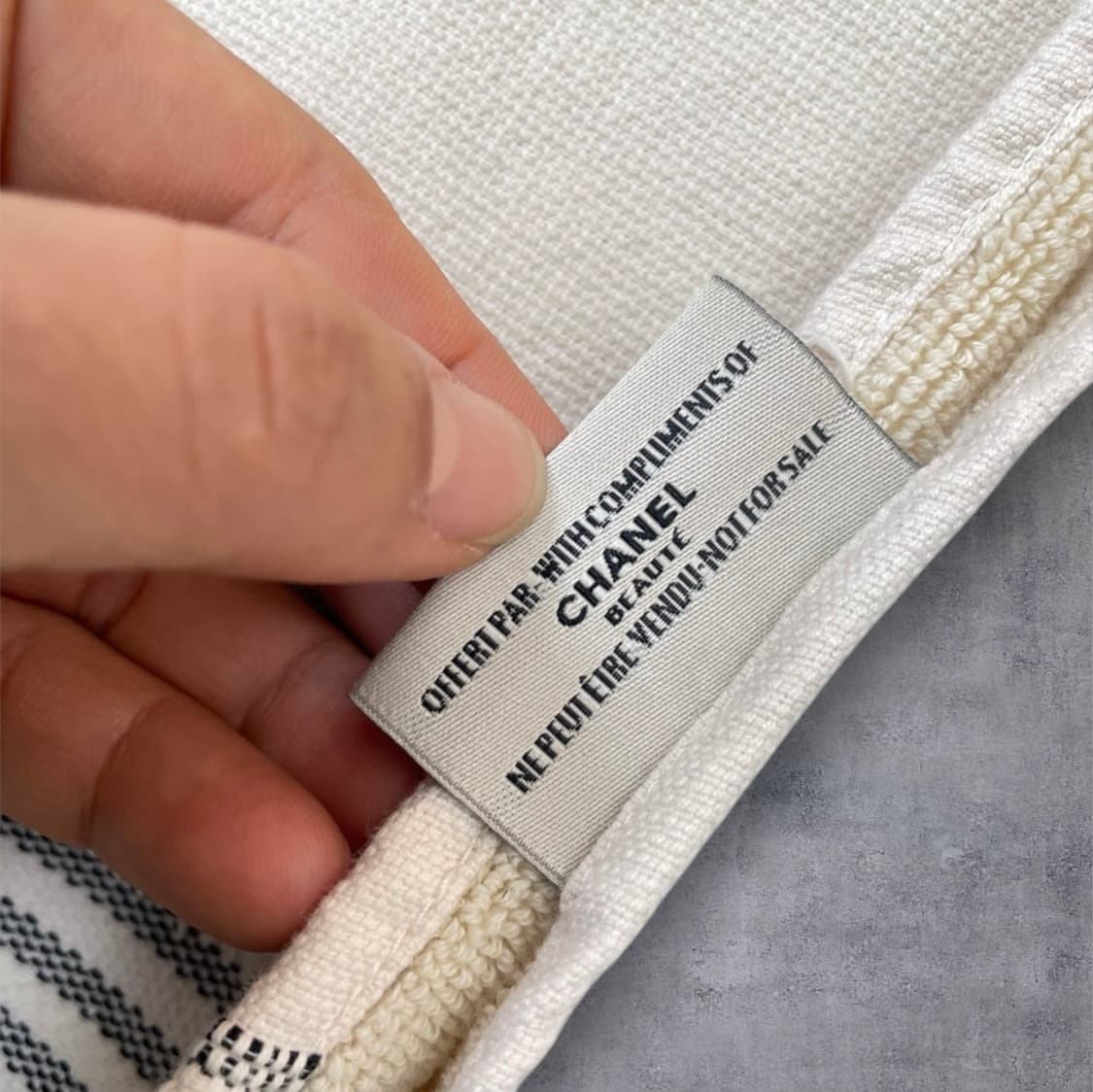 샤넬 CHANEL BEAUTE 아이보리 엠보 로고 비치타월 상품이미지5