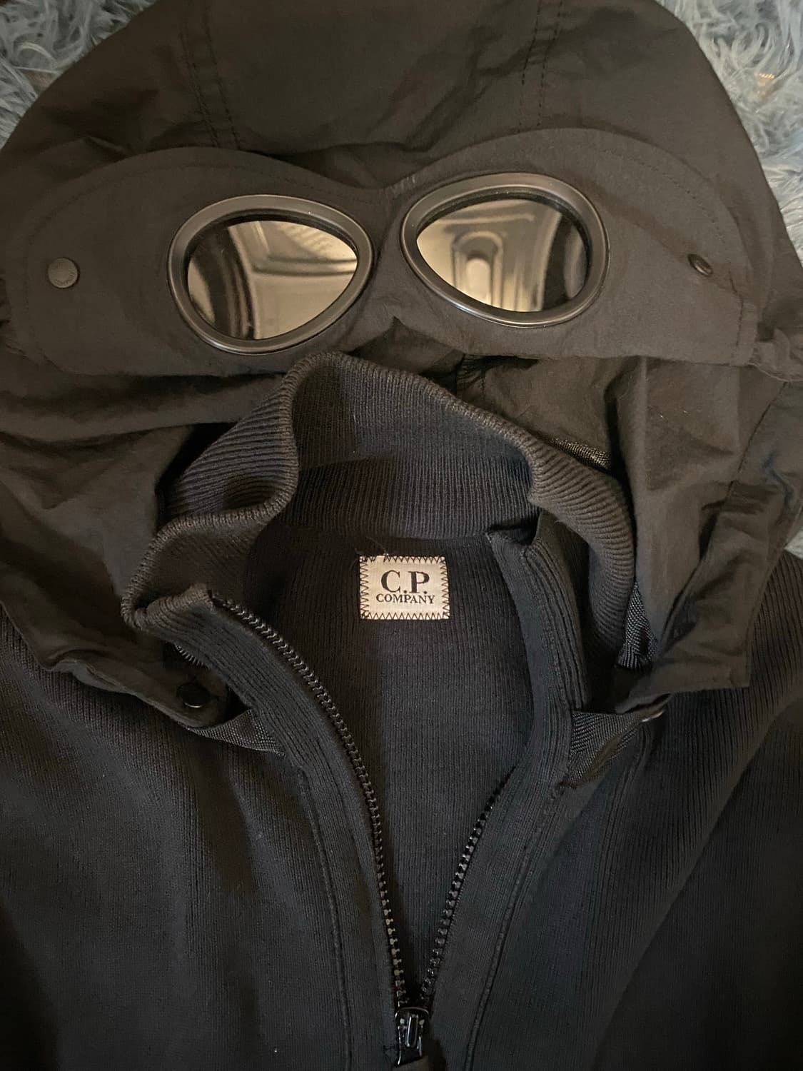 CP 컴퍼니 고글 후드 블랙 니트 상품이미지4