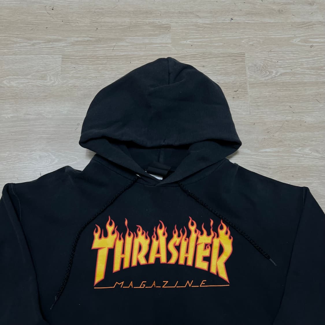 트래셔 시그니처 불꽃 빅로고 프린팅 후드 티셔츠 [블랙] M/95 상품이미지2