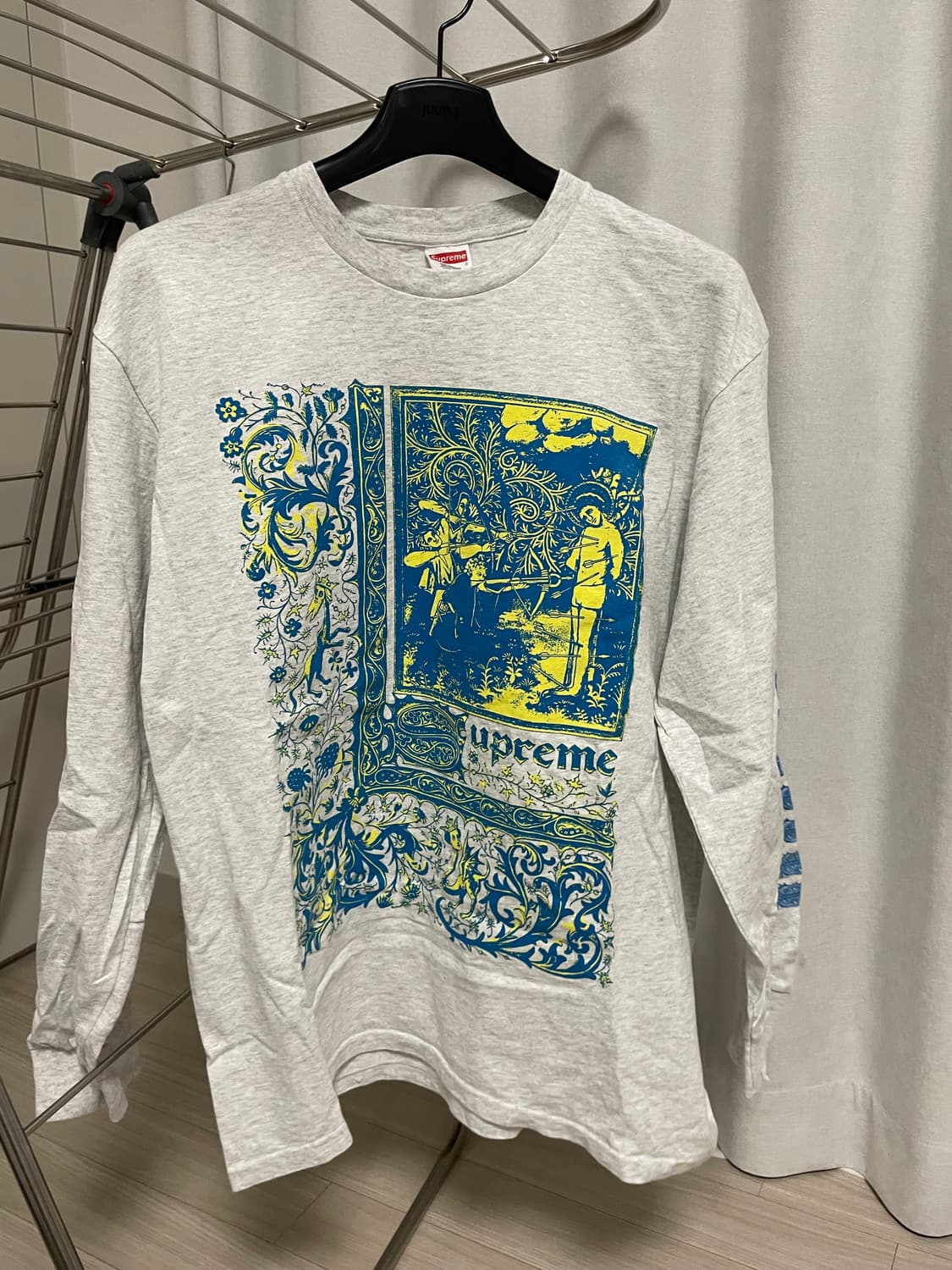 [L] 슈프림 세인트 세바스찬 롱슬리브 티셔츠 애쉬 그레이 상품이미지1