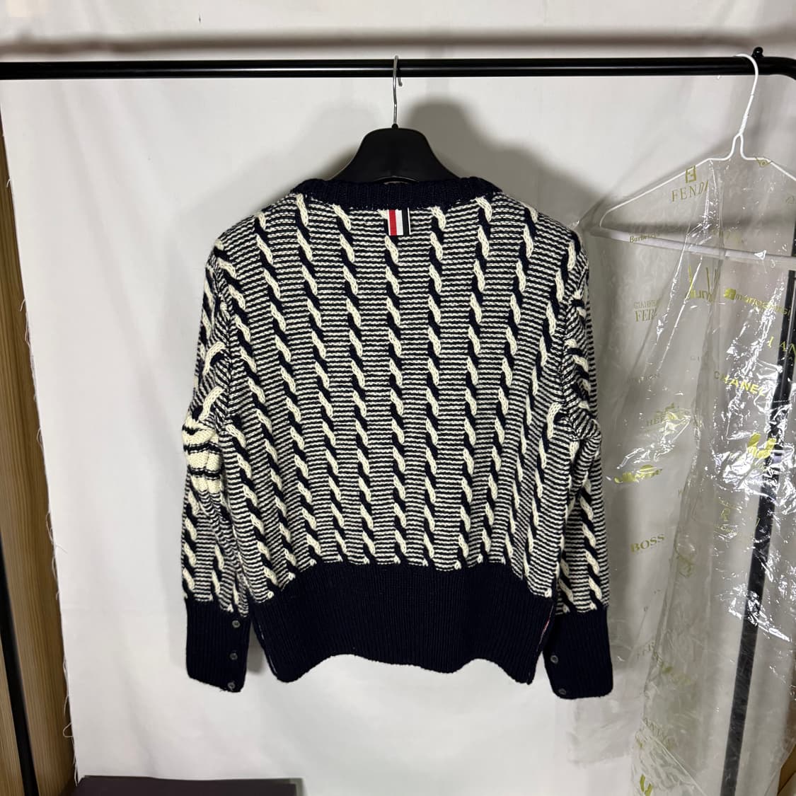 톰브라운 도네갈 바이컬러 트위스트 케이블 사선 풀오버 니트 상품이미지6