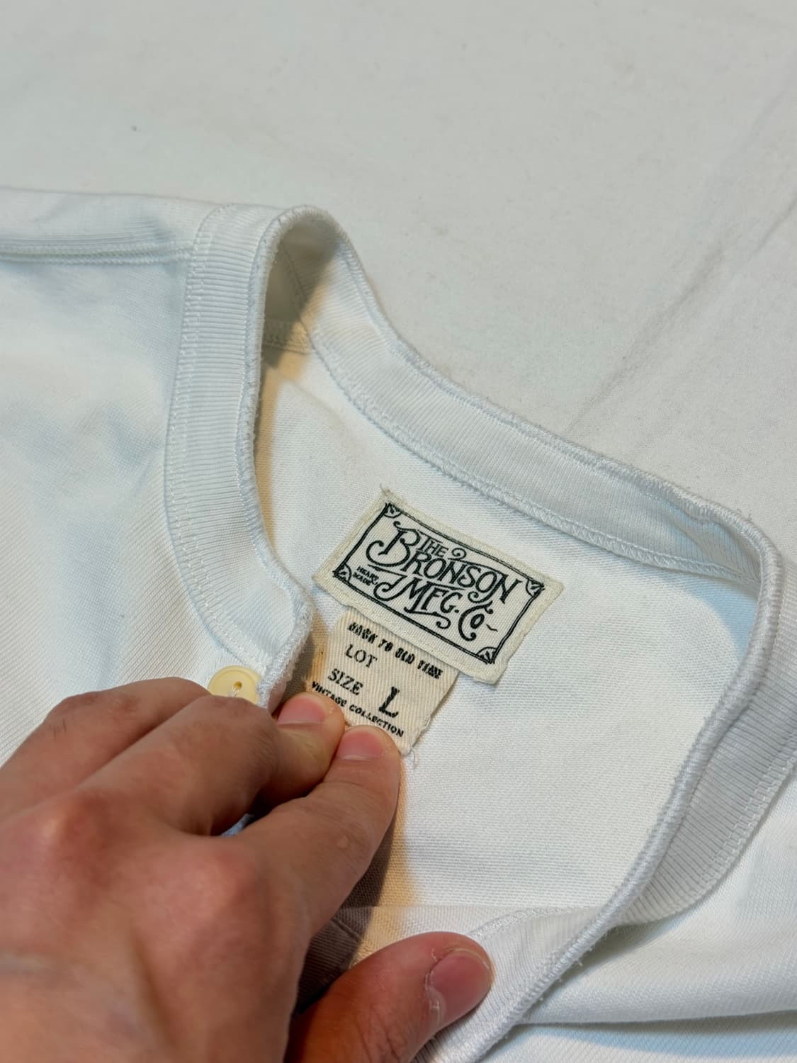 브론슨 헨리넥 롱슬리브 티셔츠 화이트 상품이미지2