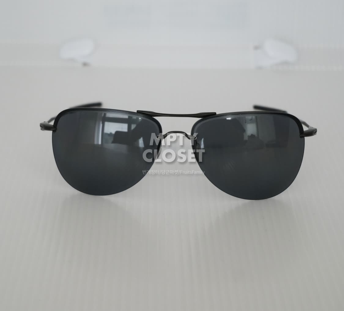 오클리 테일핀 Carbon / 그레이 편광 보잉선글라스 상품이미지2