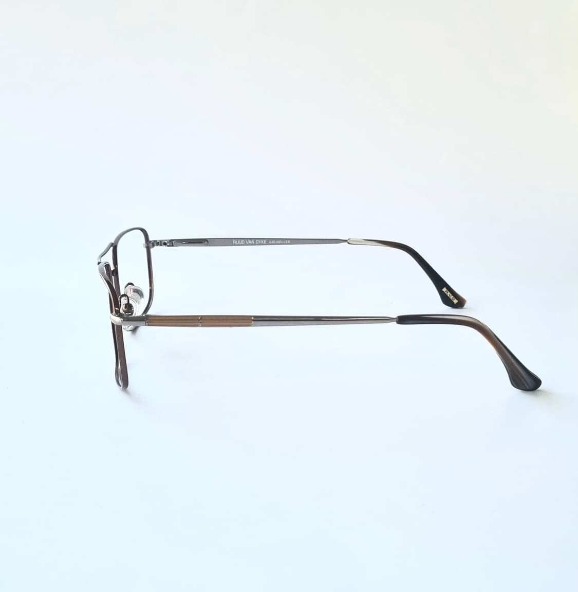 데드스탁 엣지를 더하는 투브릿지 긱시크 안경테 737 상품이미지3