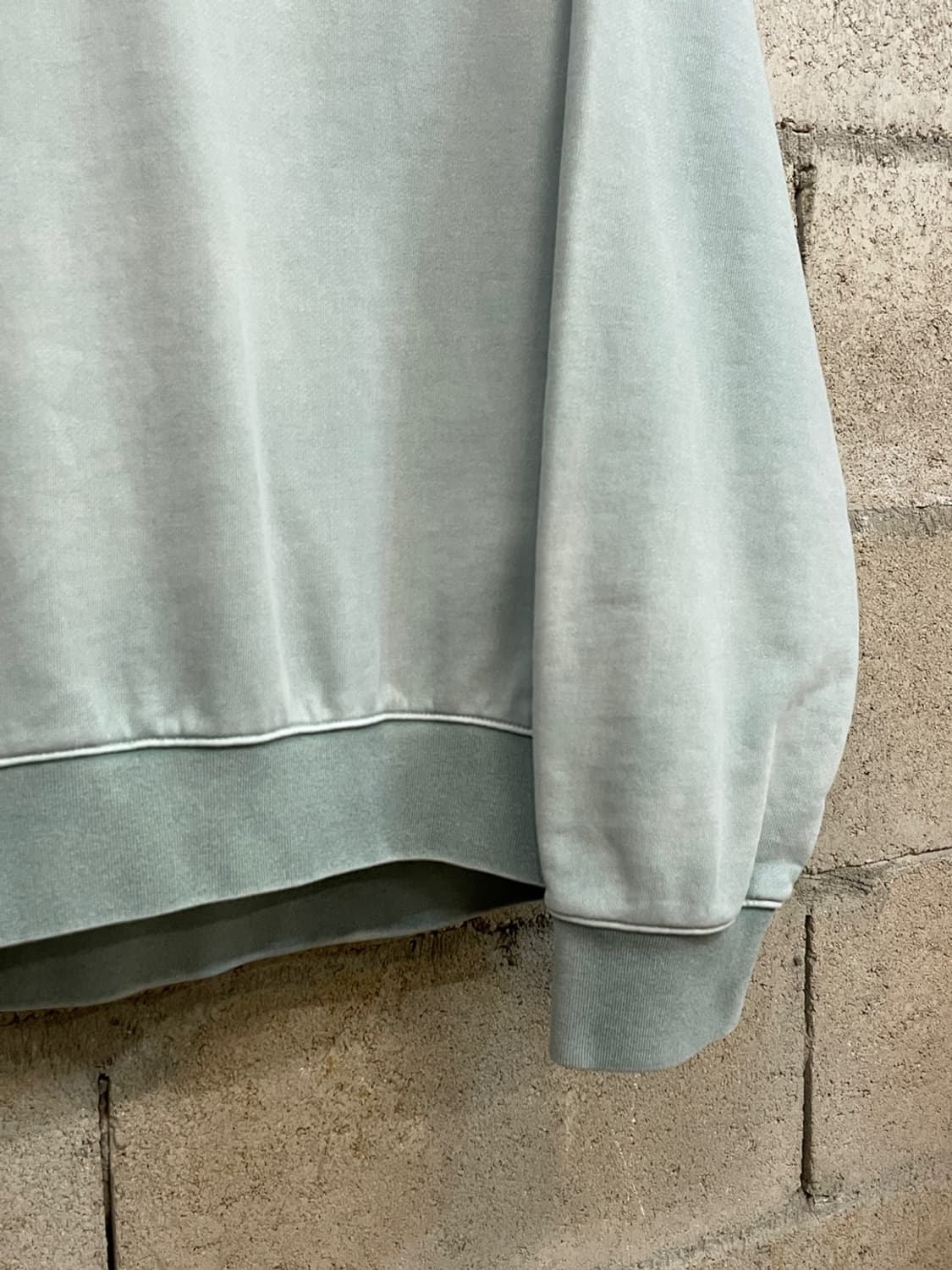 솔리드 옴므 피그먼트 다이드 맨투맨 상품이미지4