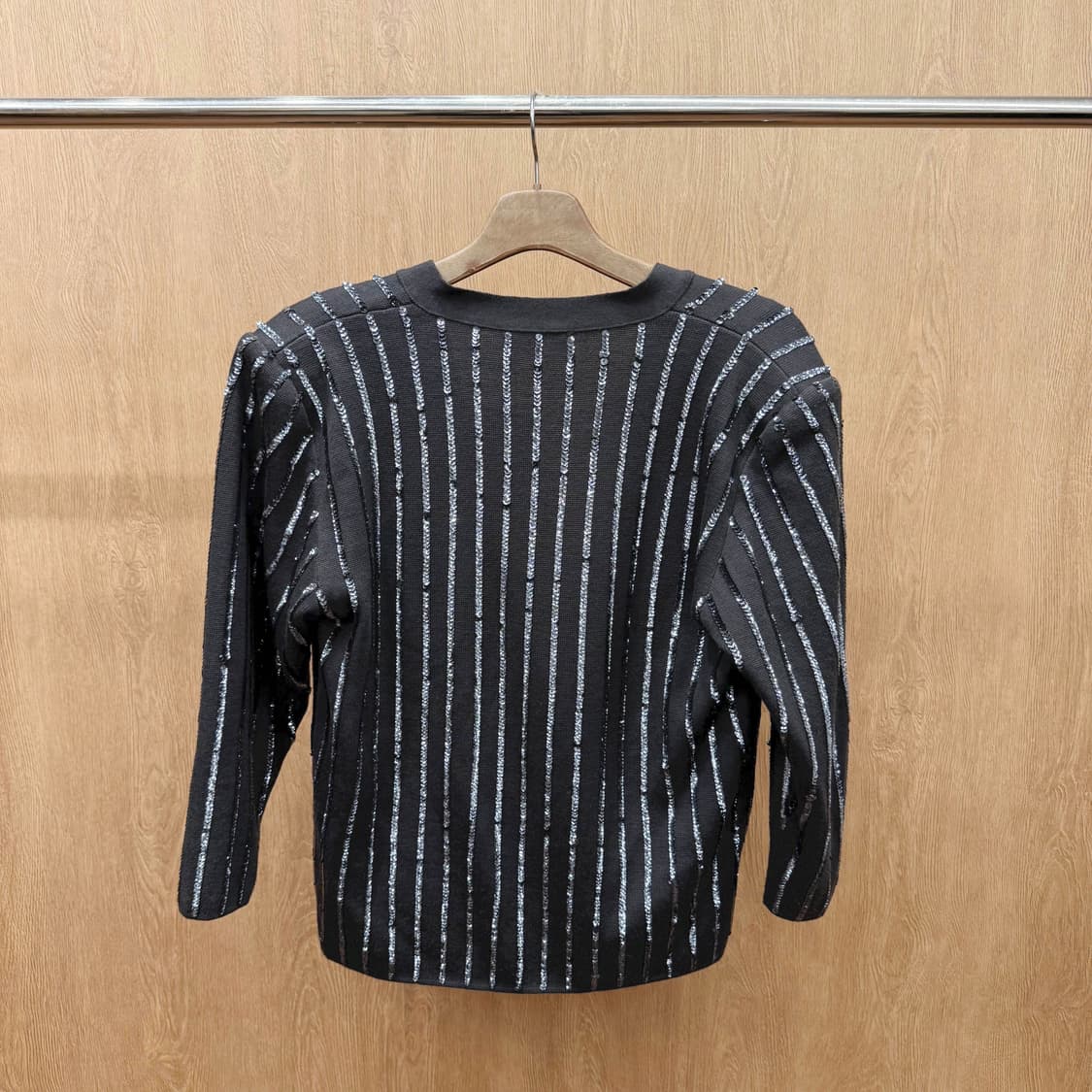 끌로에 울 니트 브이넥 가디건 스팽글 스트라이프 디테일 크롭핏 블랙 상품이미지3