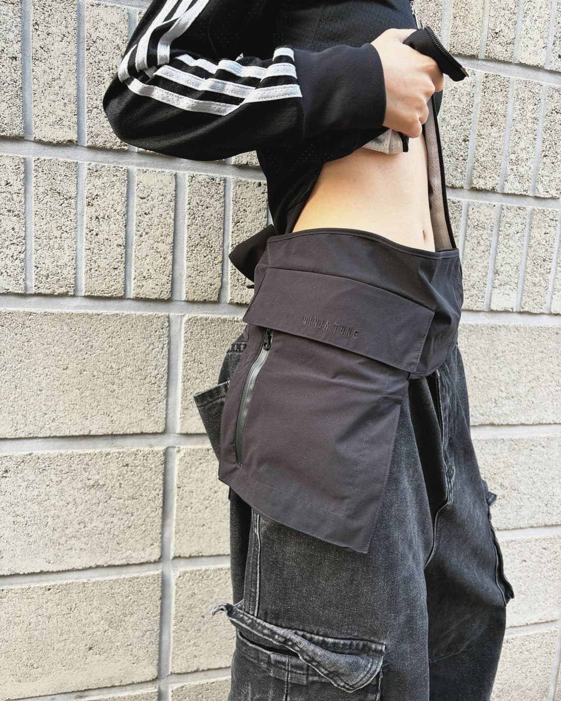 사스콰치 패브릭스 x 닌자튠 스트랩 포켓 슬링백 상품이미지5