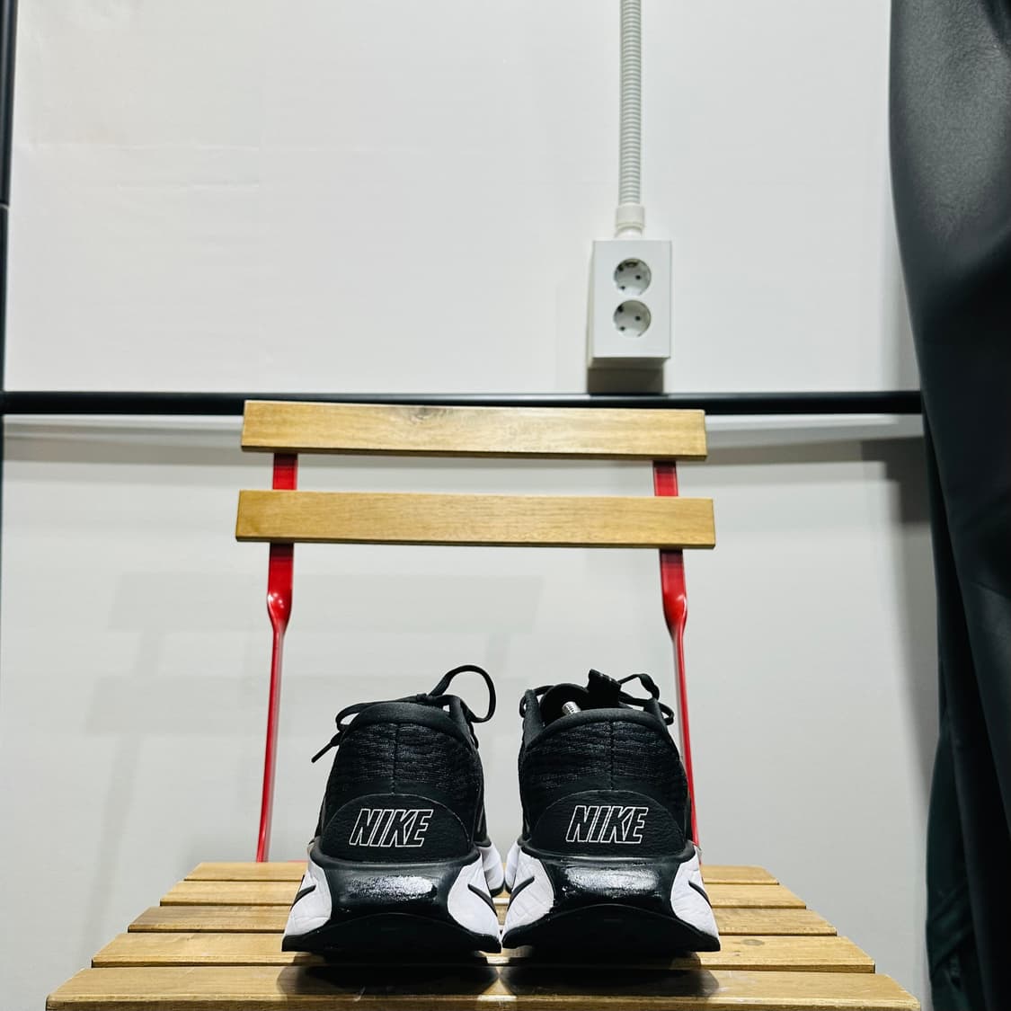 285) 나이키 운동화 남성 남자 런닝화 모티바 블랙 화이트 상품이미지4