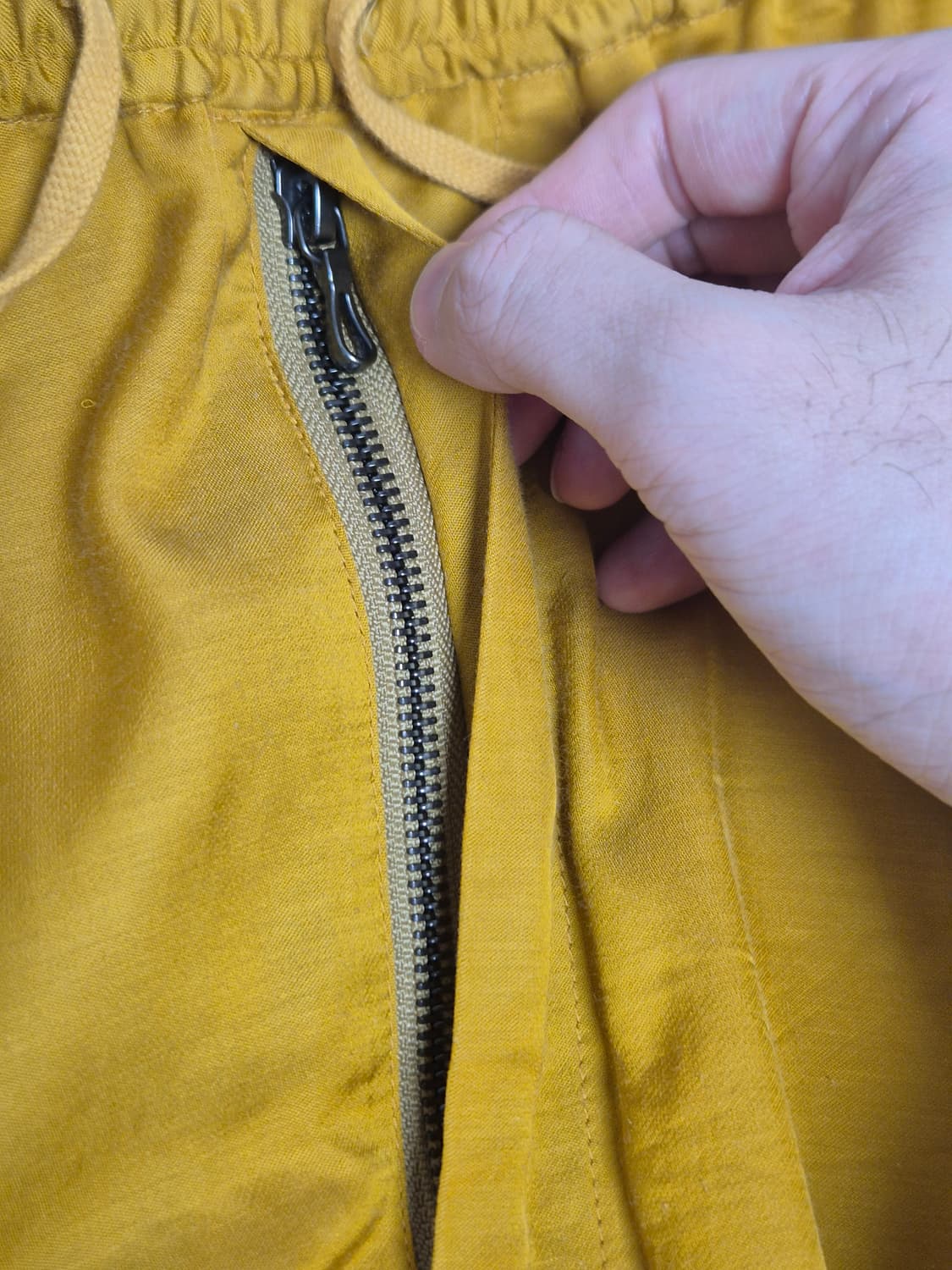 (2)율리우스 JULIUS 23SS 새틴 플레어 팬츠 옐로우 상품이미지4