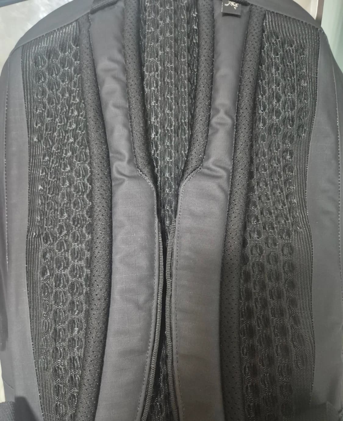 아크테릭스 그랜빌 16 백팩 블랙 색상입니다. 디자인이 깔끔해서 평상시에 상품이미지2