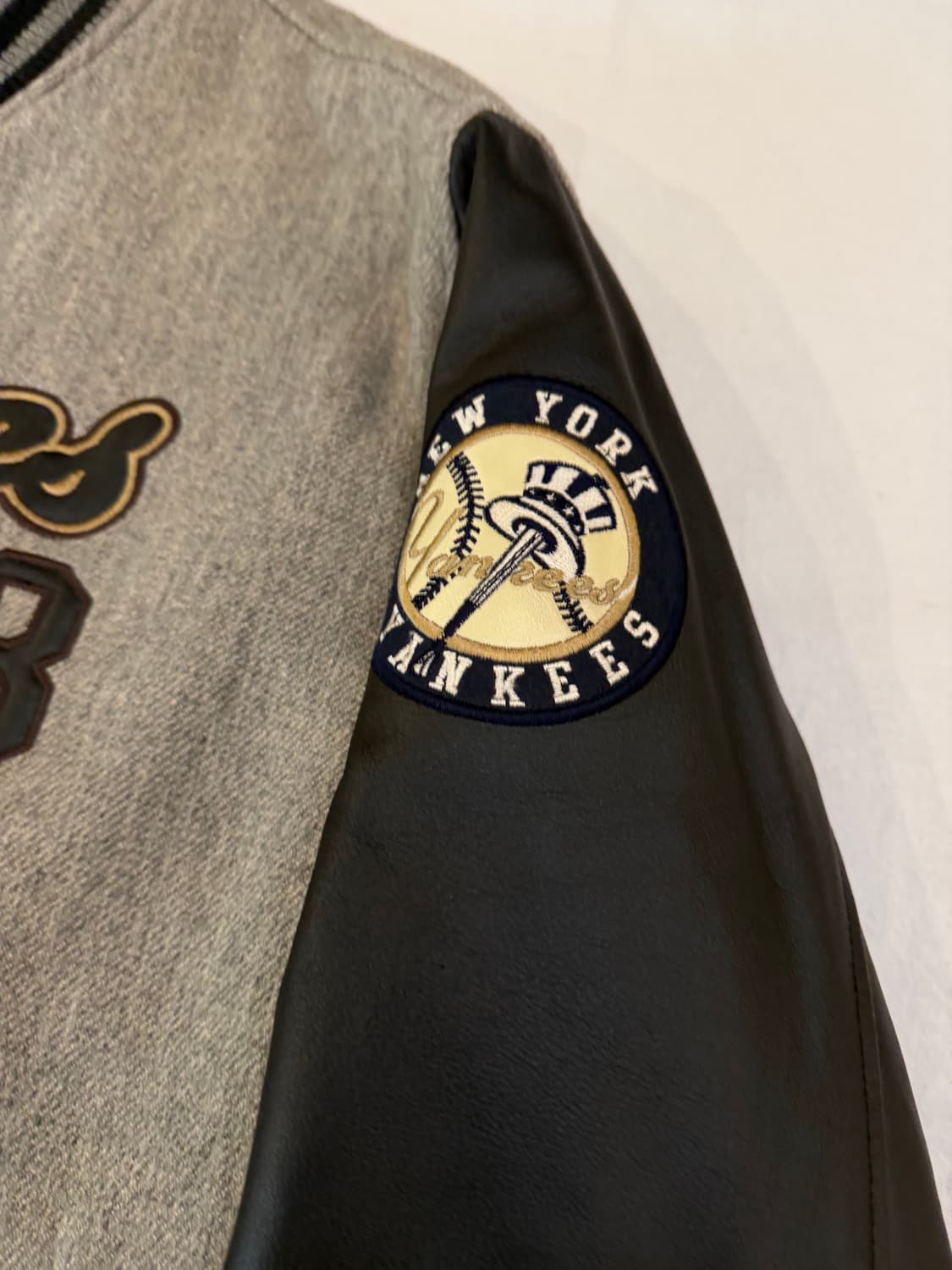 00s MLB 뉴욕 양키스 소가죽 바시티 자켓 그레이 블랙 상품이미지2