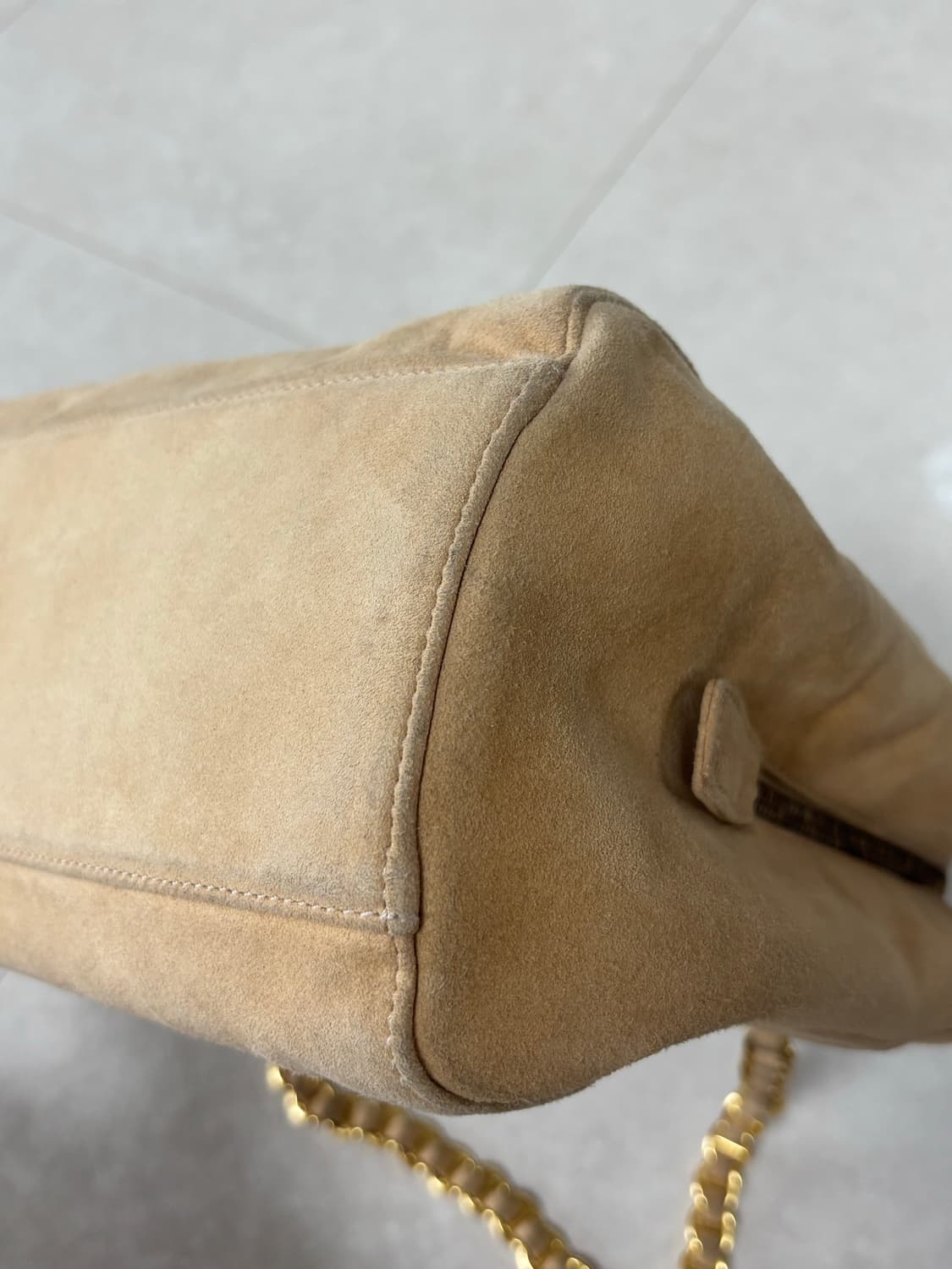 프라다 스웨이드 금장 체인 숄더백 베이지 상품이미지6