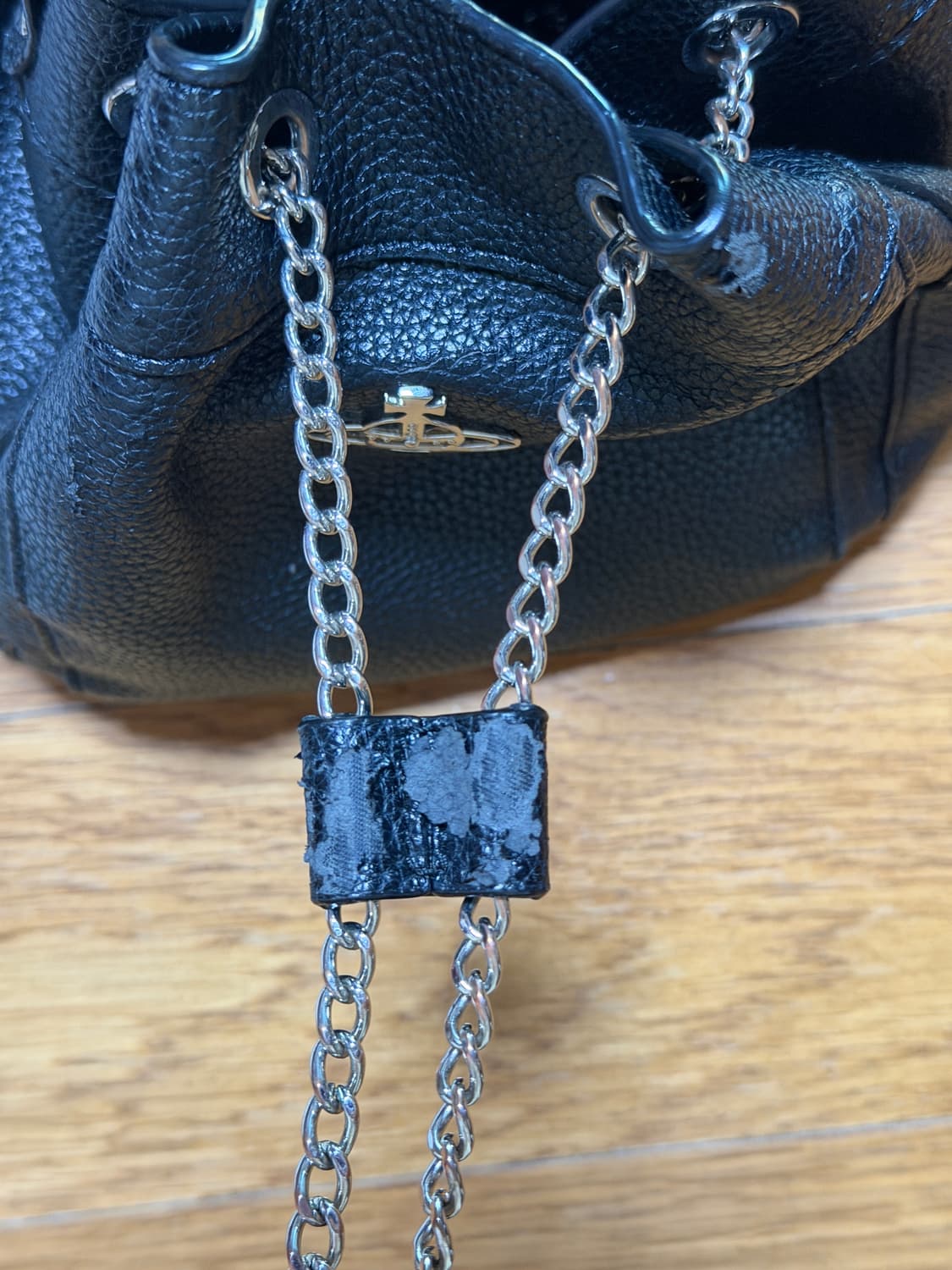 비비안웨스트우드 크리시 스몰 버킷백 블랙 상품이미지4