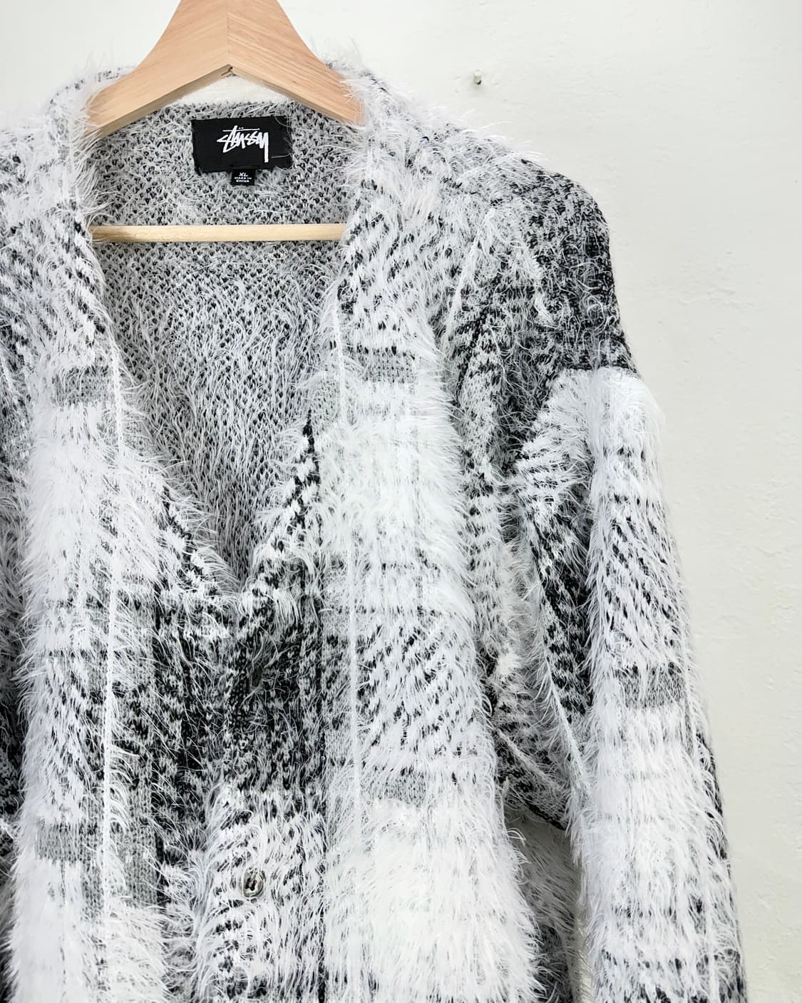 스투시 23fw 헤어리 플래드 가디건 화이트 상품이미지4