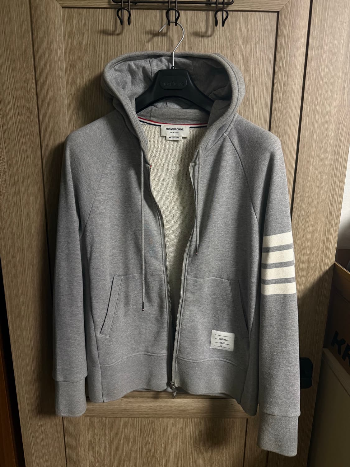 톰브라운 24SS 사선완장 후드집업 그레이  상품이미지3