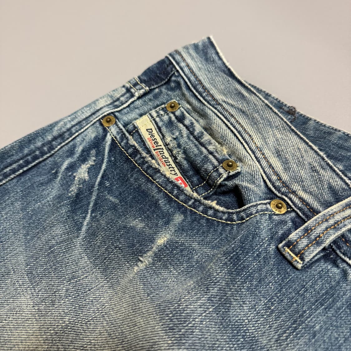 디젤(DIESEL italy) 미드블루 샌드워시드 스트레이트 데님 팬츠 상품이미지6