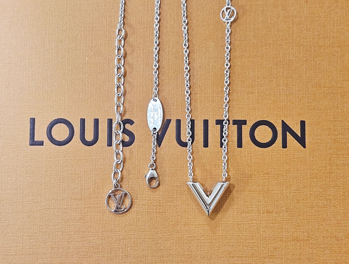[상태최상] 루이비통 에센셜 V목걸이 실버 신형 [정품] 상품이미지1