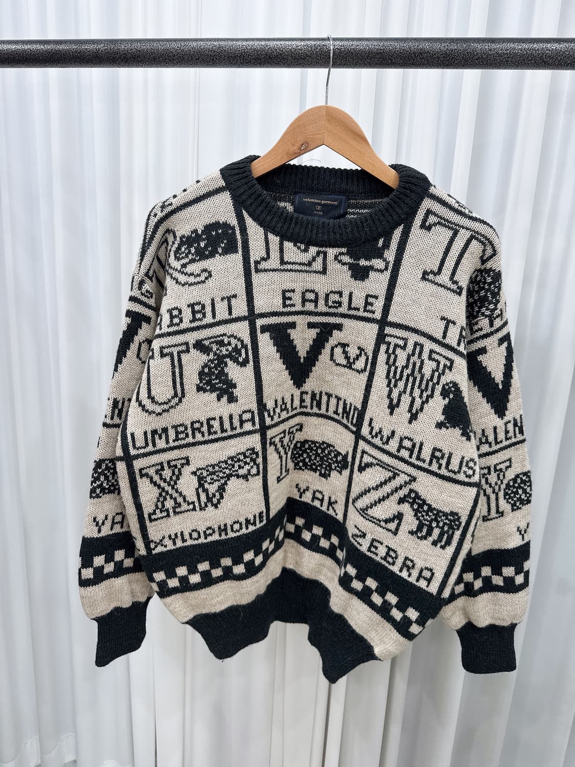 발렌티노 풀로고 패턴 오버핏 니트 상품이미지1