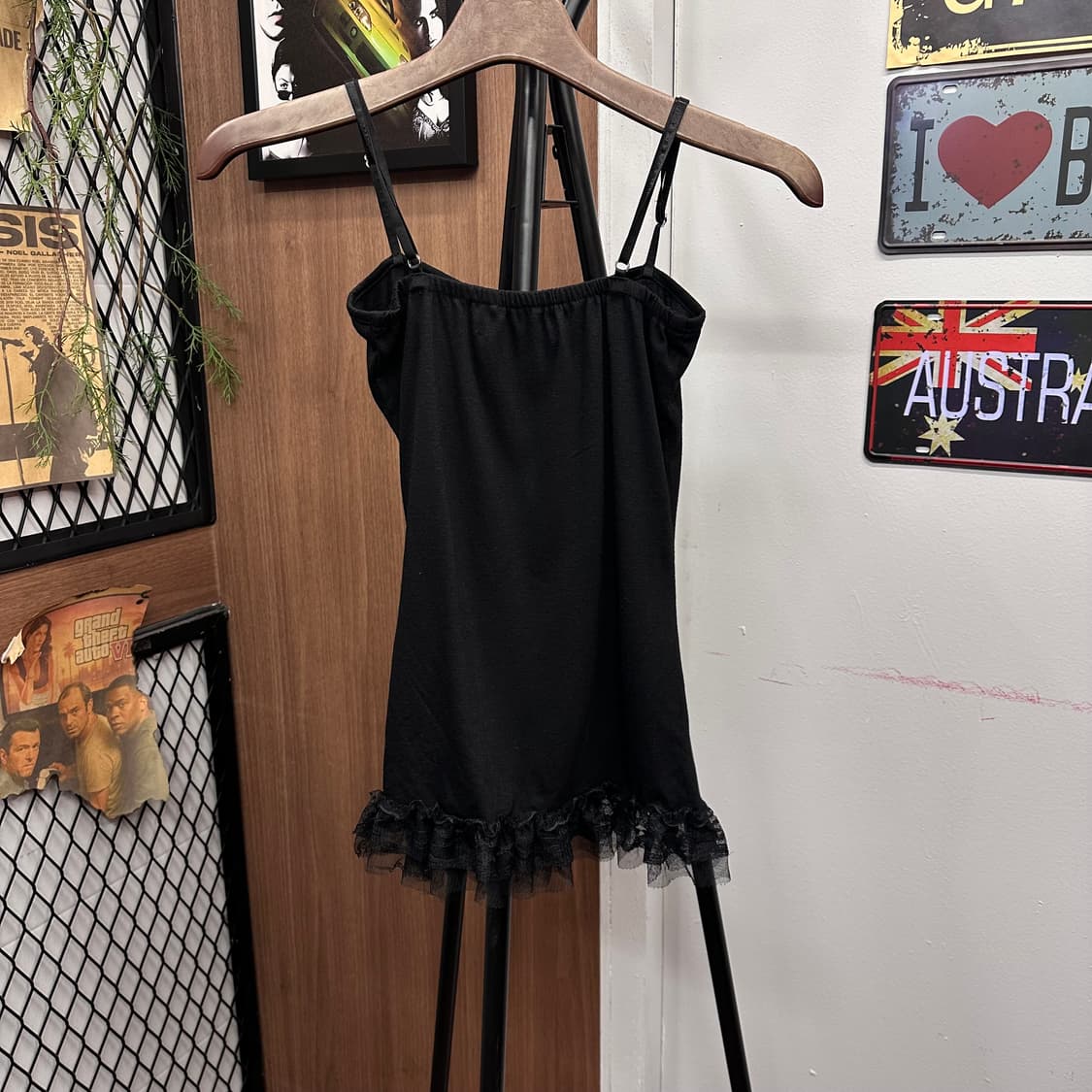 Black Lettering Frill Sleeveless Top 상품이미지2