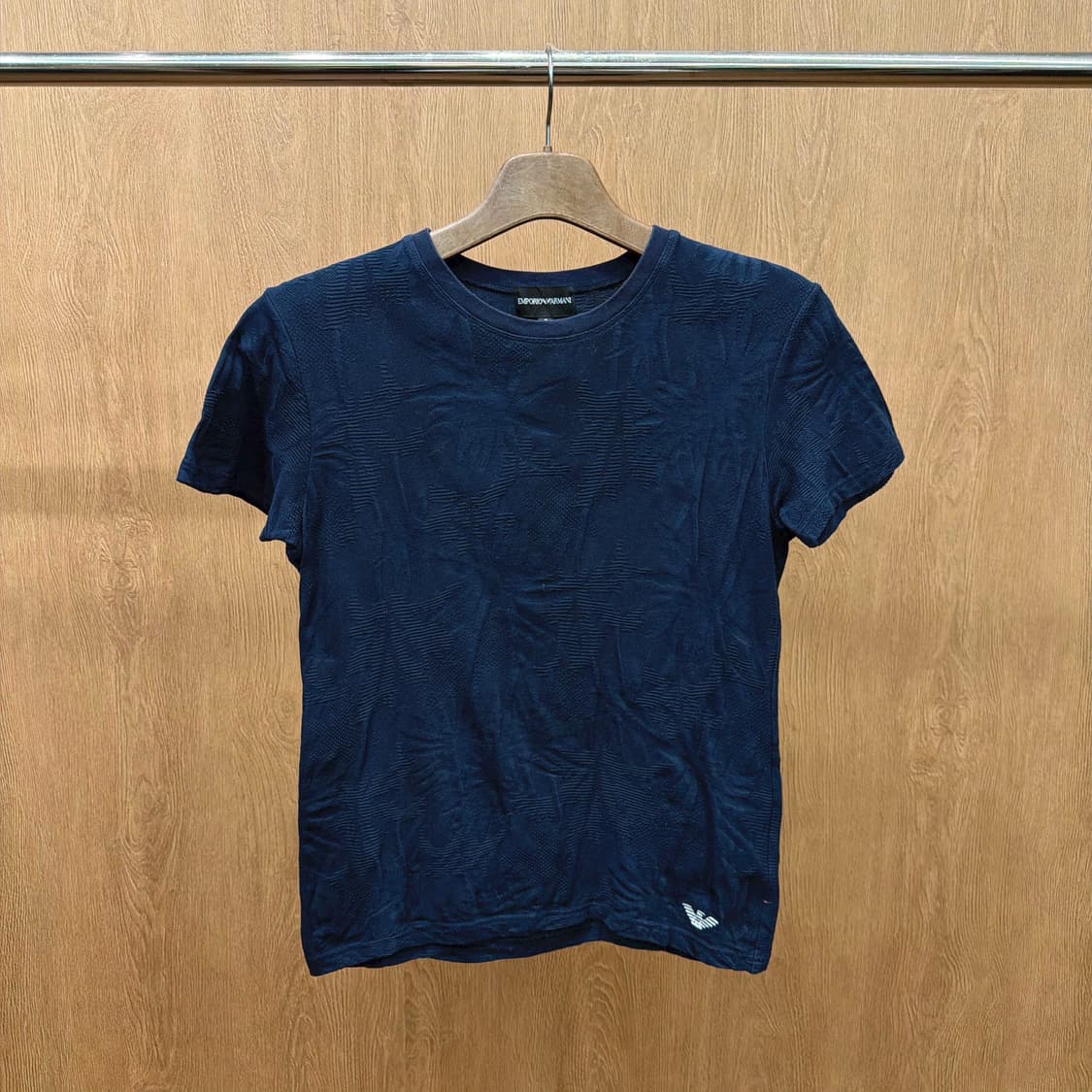 엠포리오 아르마니 라운드넥 반팔 티셔츠 플로럴 엠보 디테일 네이비 상품이미지2