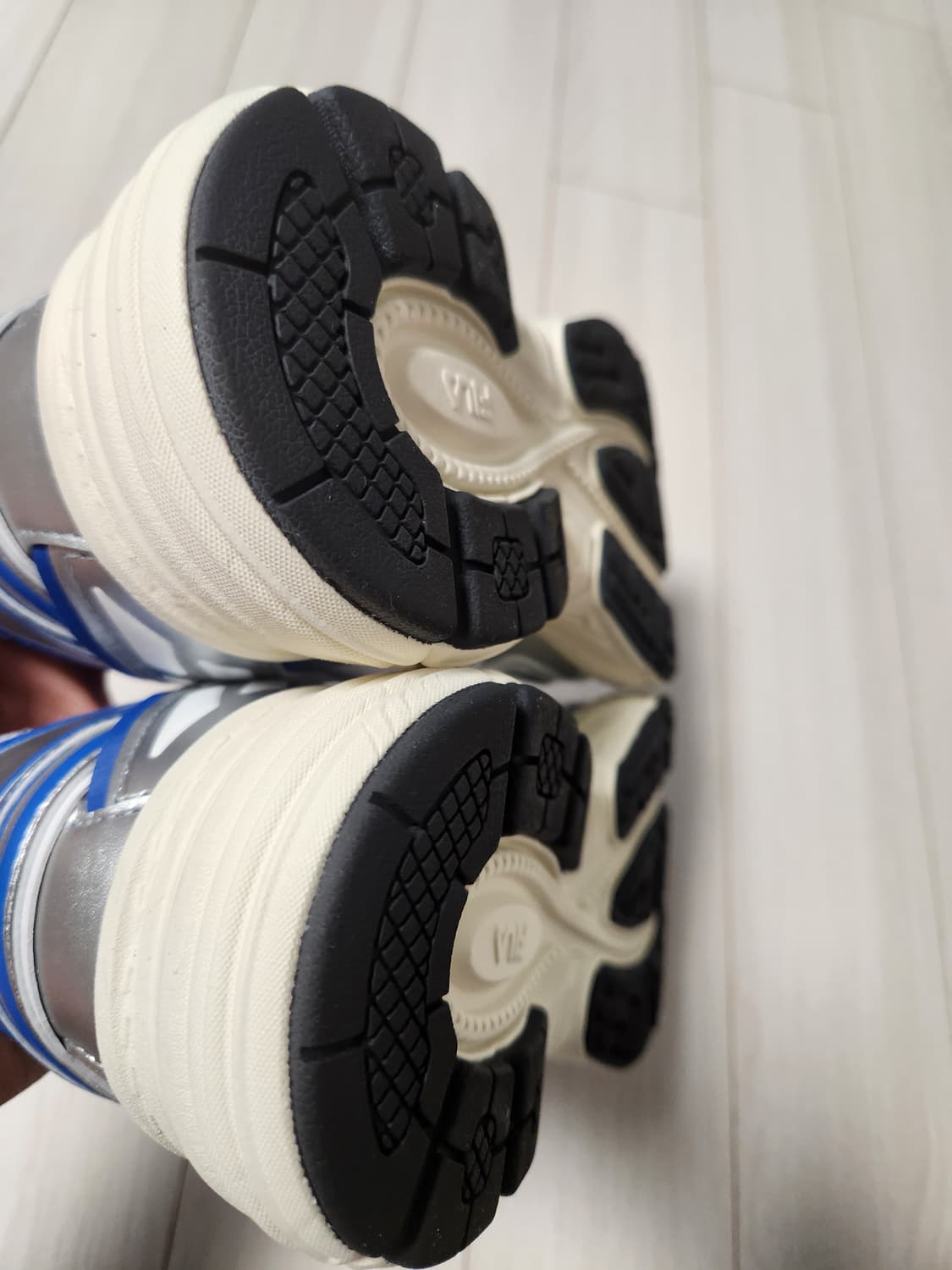 새상품급) 휠라 운동화 인터런 러닝화 사이즈245

러닝화/남녀공용/로우 상품이미지7