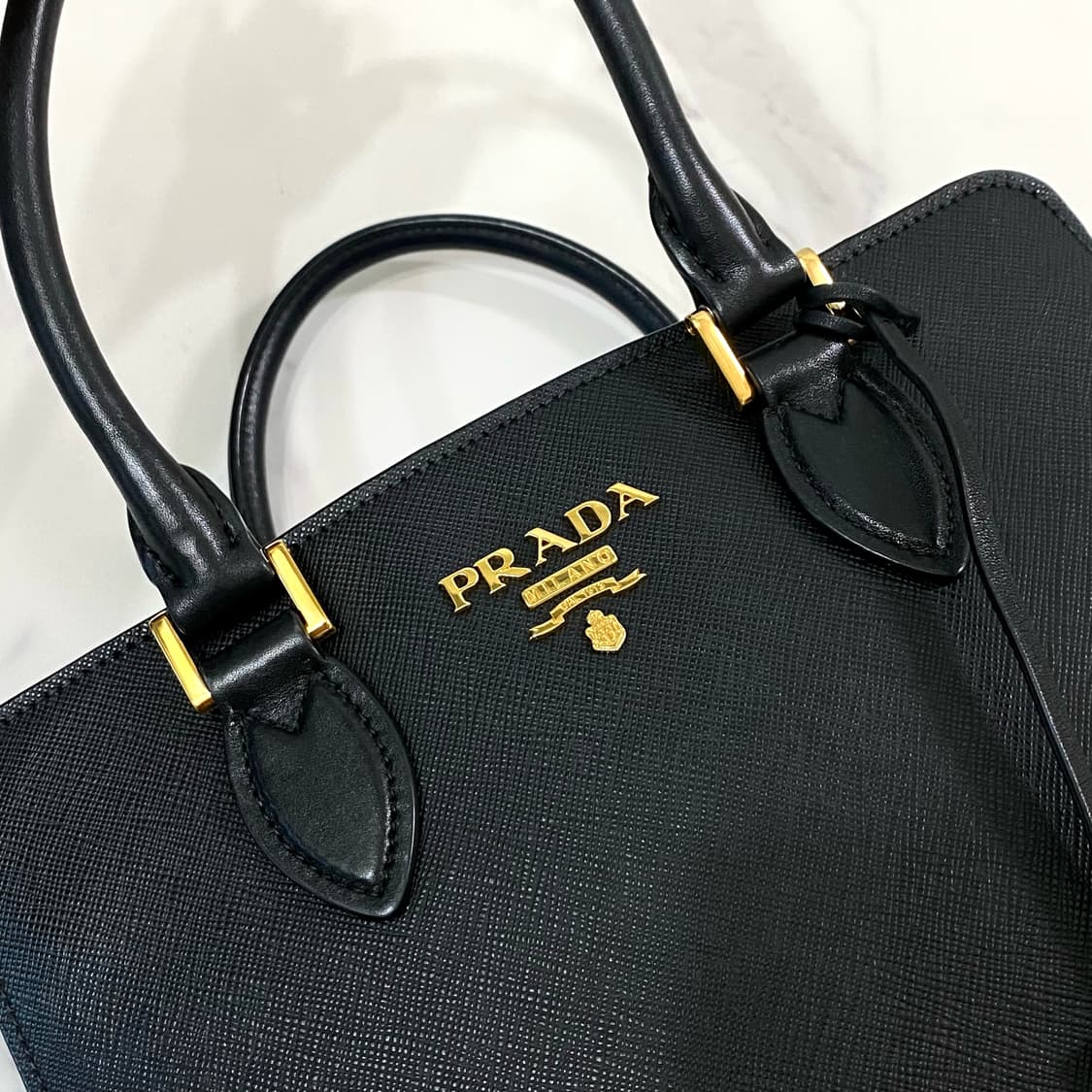 프라다 메탈로고 사피아노 토트백 크로스백 블랙 1BA163 상품이미지4