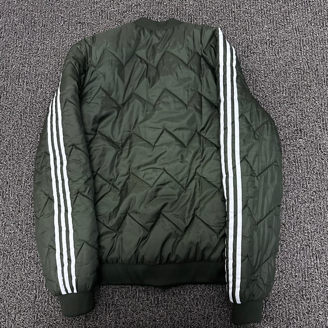 아디다스 퀄팅 패딩 봄버 자켓 카키 M 상품이미지5