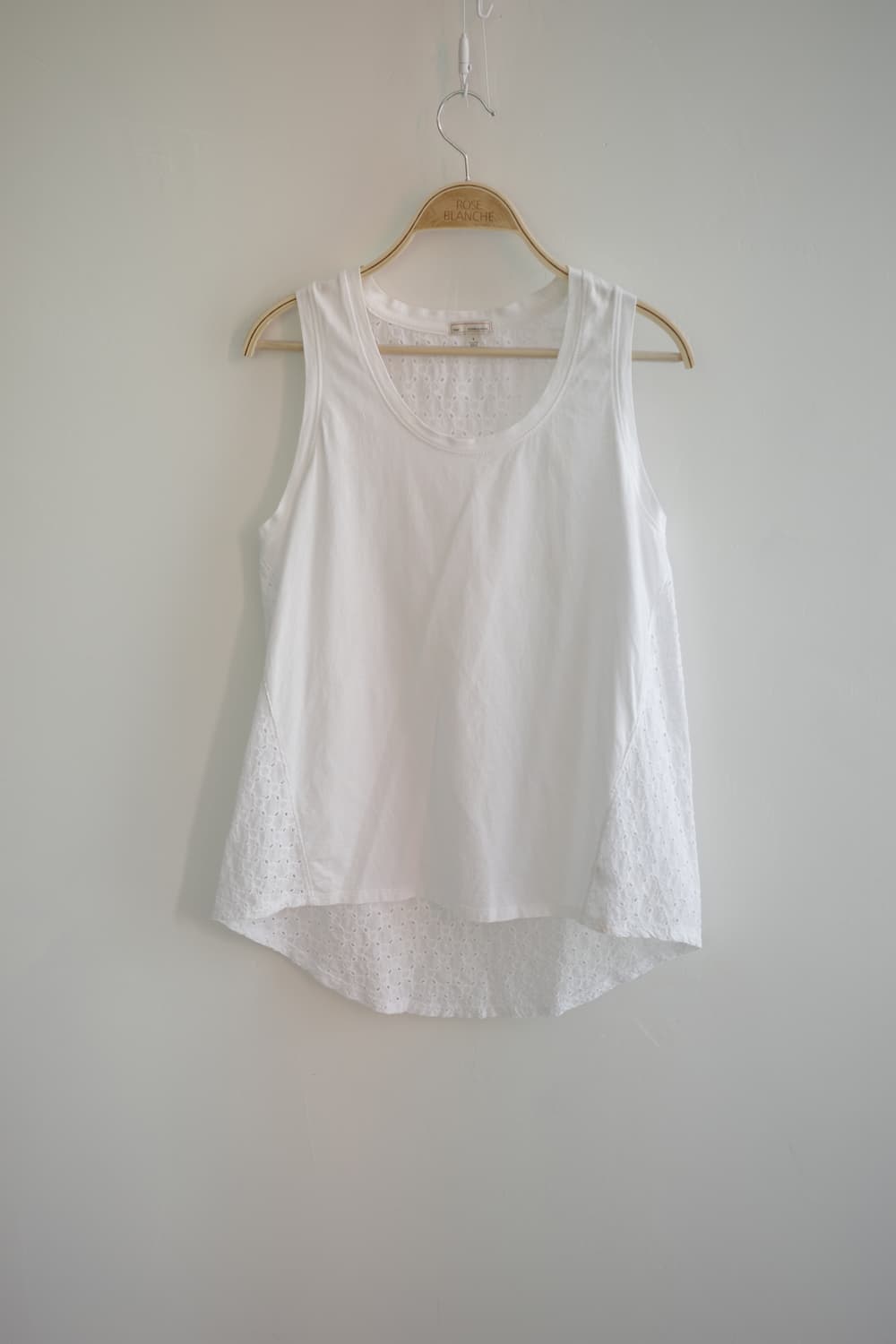 gap 
• 화이트 자수 나시 상품이미지1