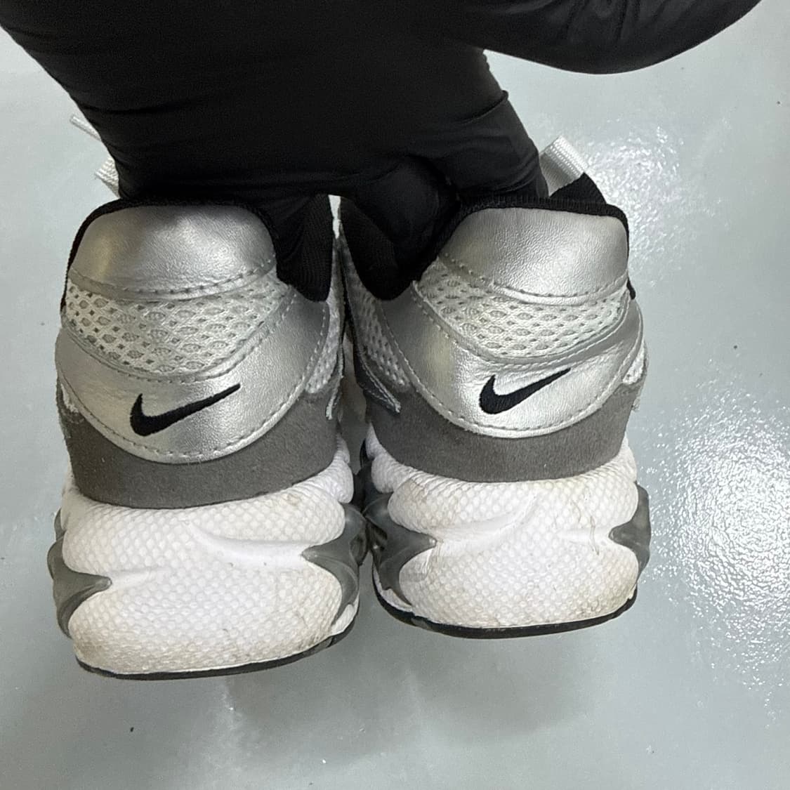 250 나이키 여성 줌에어 메탈릭 실버 0127T2 상품이미지3
