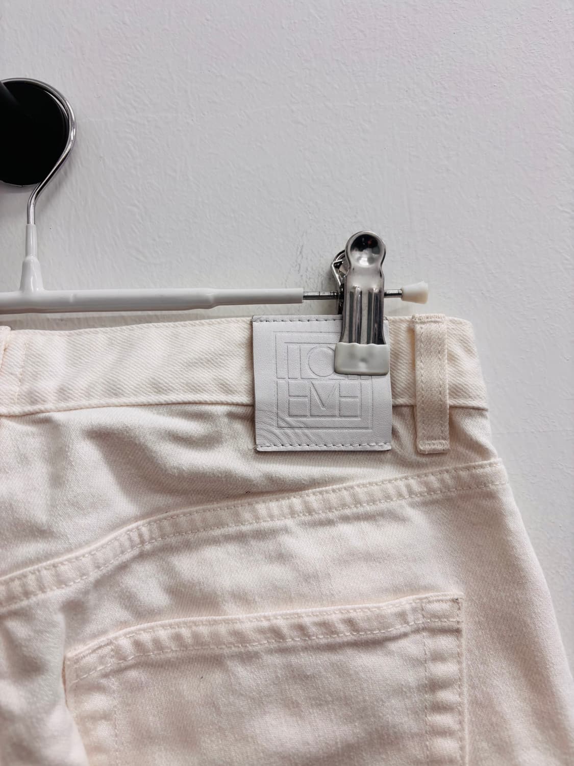 토템 Toteme 트위스티드 심 스트레이트 데님 팬츠 상품이미지4