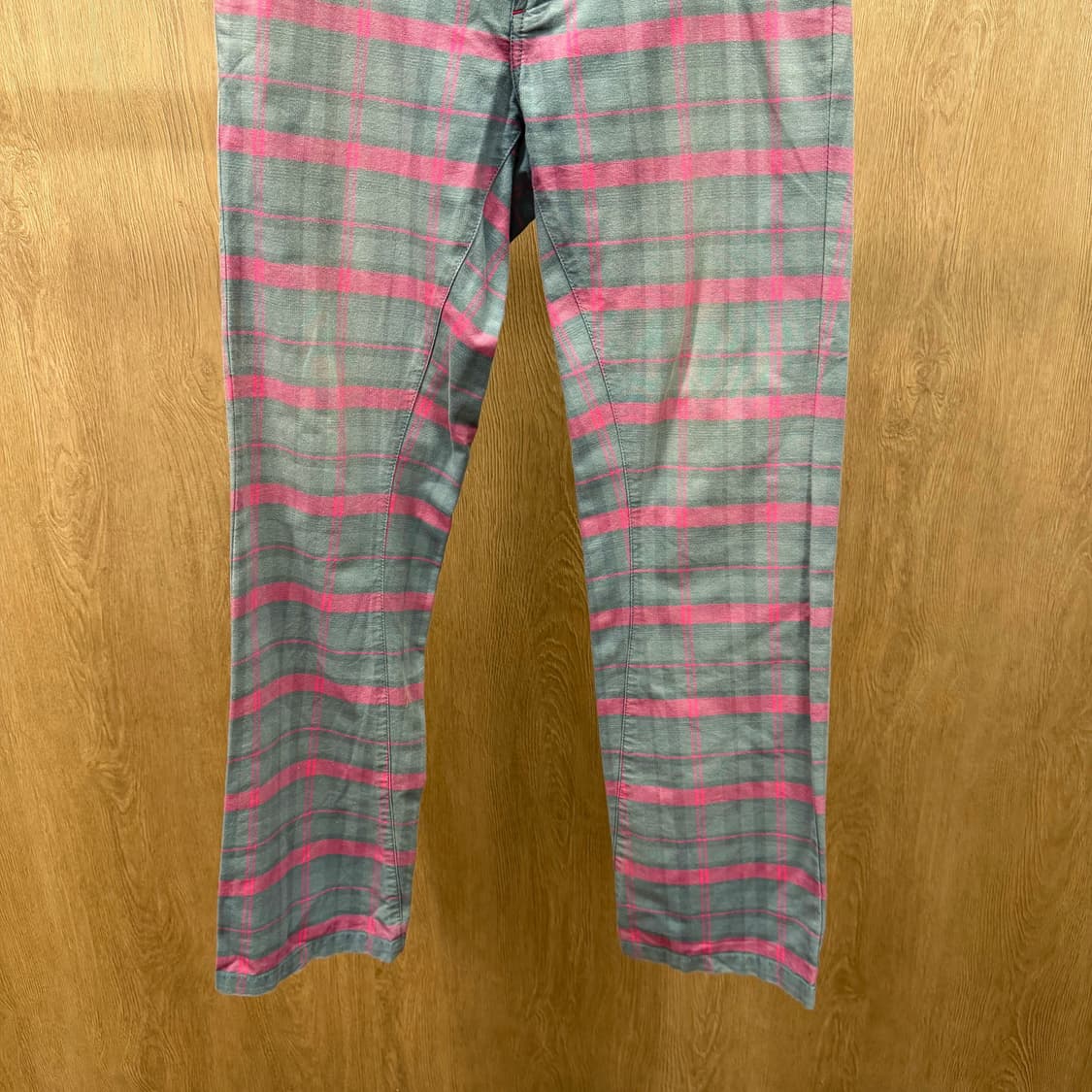 오클리 코튼 팬츠 핑크 체크 패턴 힙 포켓 로고 자수 디테일 그레이 상품이미지5