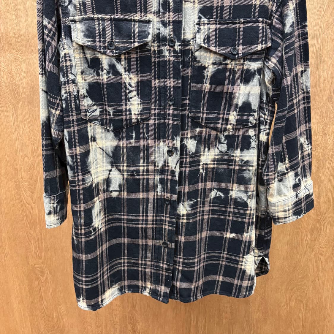 올세인츠 롱 셔츠 자켓 체크 패턴 블리치 워싱 플랩 포켓 디테일 블랙 상품이미지5