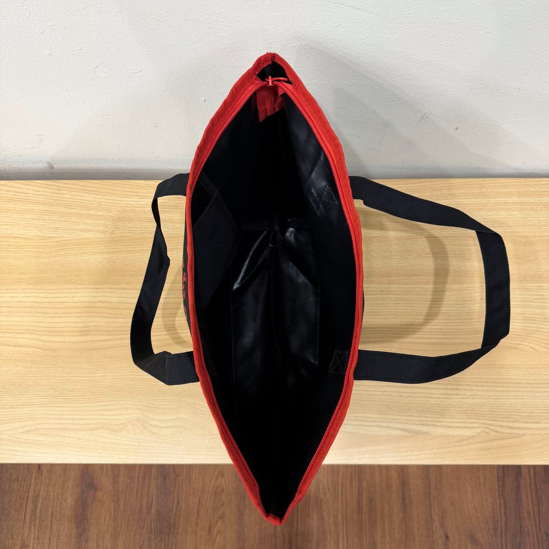 안나수이 토트백 로고 모노그램 패턴 지퍼 디테일 레드 포인트 블랙 상품이미지5