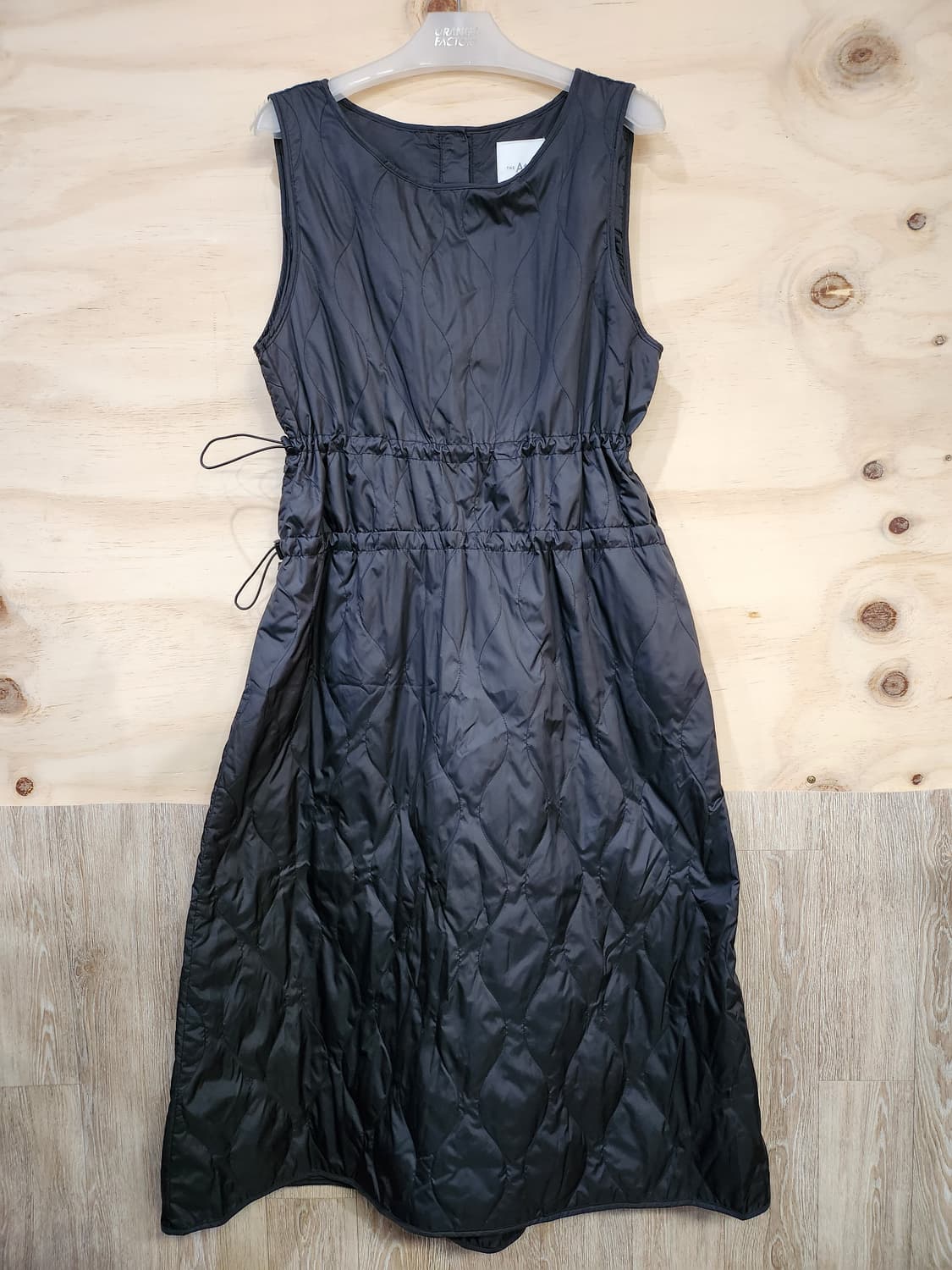 588) 더엣지 구스 퀼팅 민소매 롱 원피스 상품이미지1