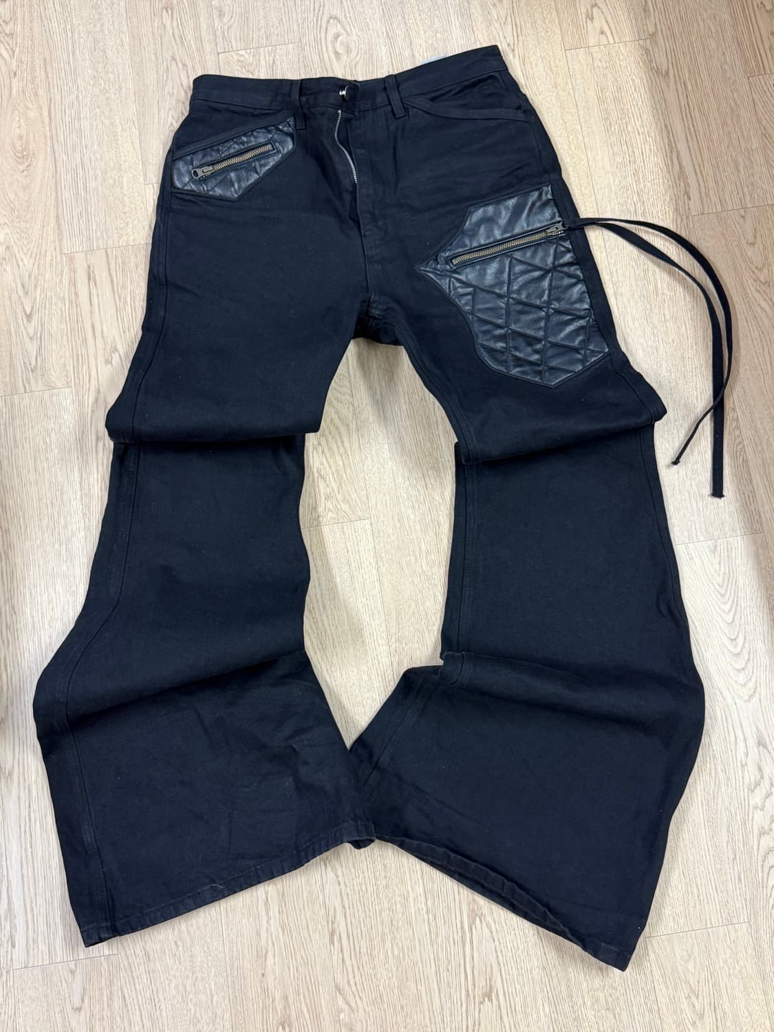 에모스탠스클럽 레더패치 플레어팬츠 1사이즈 상품이미지1