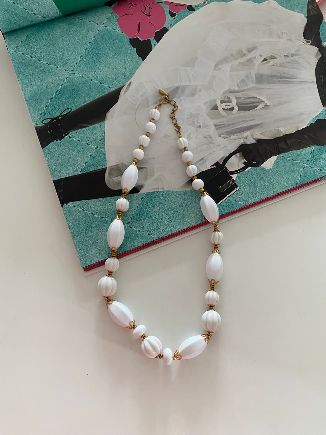 빈티지 화이트 비즈 골드장식 목걸이 상품이미지1