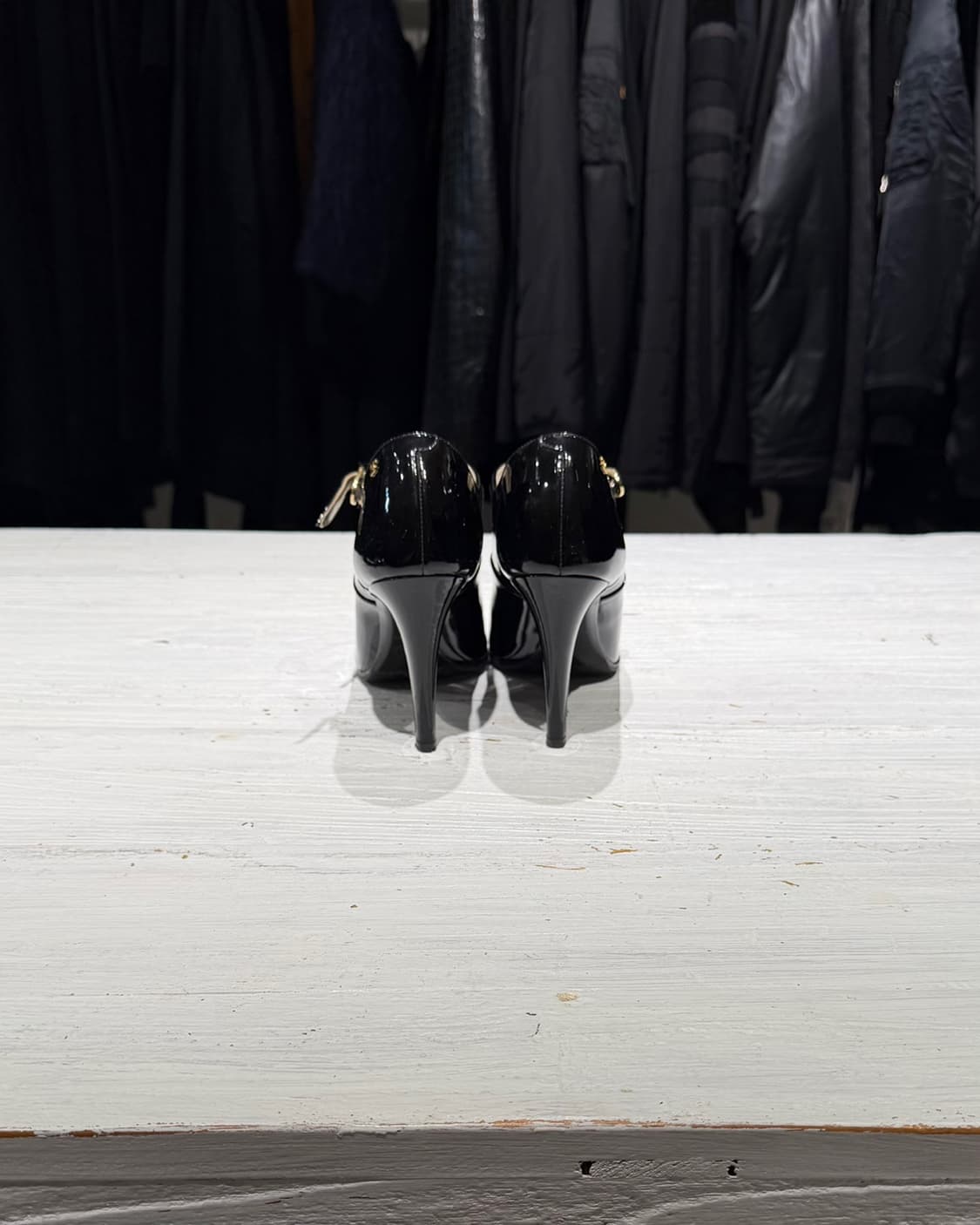 샤넬 블랙 레더 페이던트 금장 cc 로고 메리제인 펌프스 상품이미지4