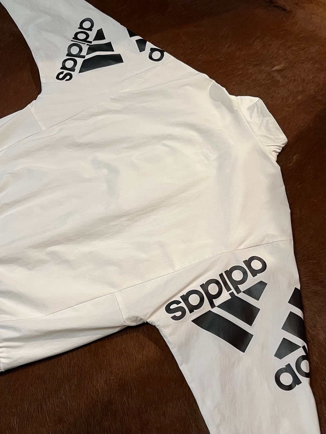 아디다스 암 로고 바람막이 상품이미지8