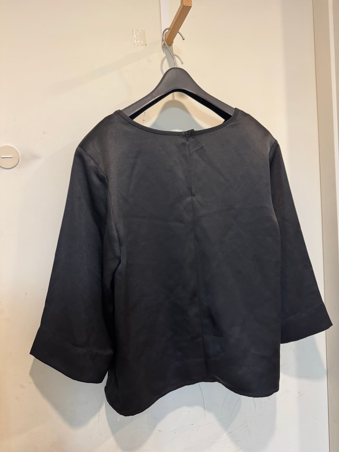 새상품 mombbe 몸빼 알리사 새틴 블라우스 상품이미지6