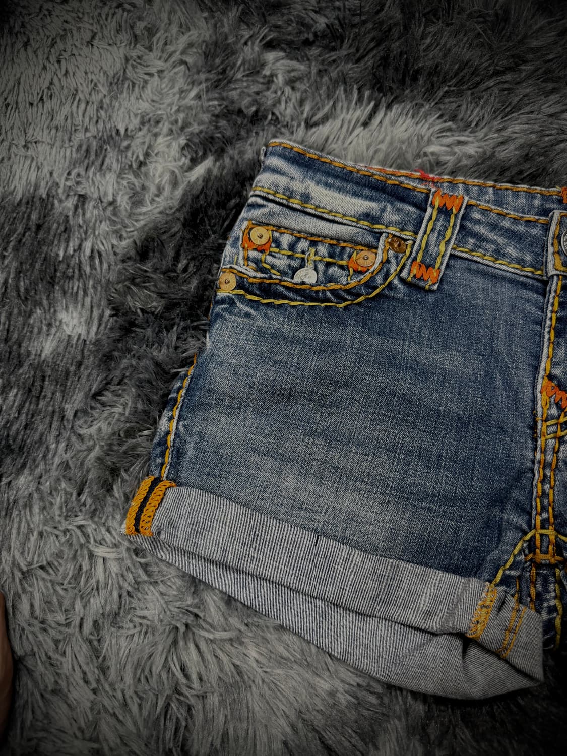 True Religion 오렌지 스티치 데님 숏팬츠 상품이미지3