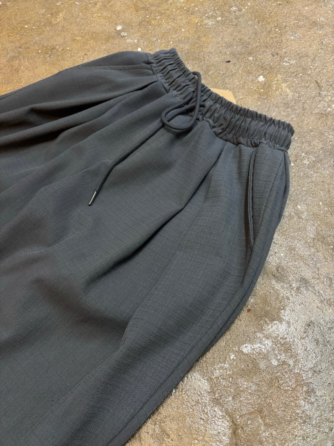 DNSR 딥 포턱 플로우 밴딩 팬츠 차콜 상품이미지6