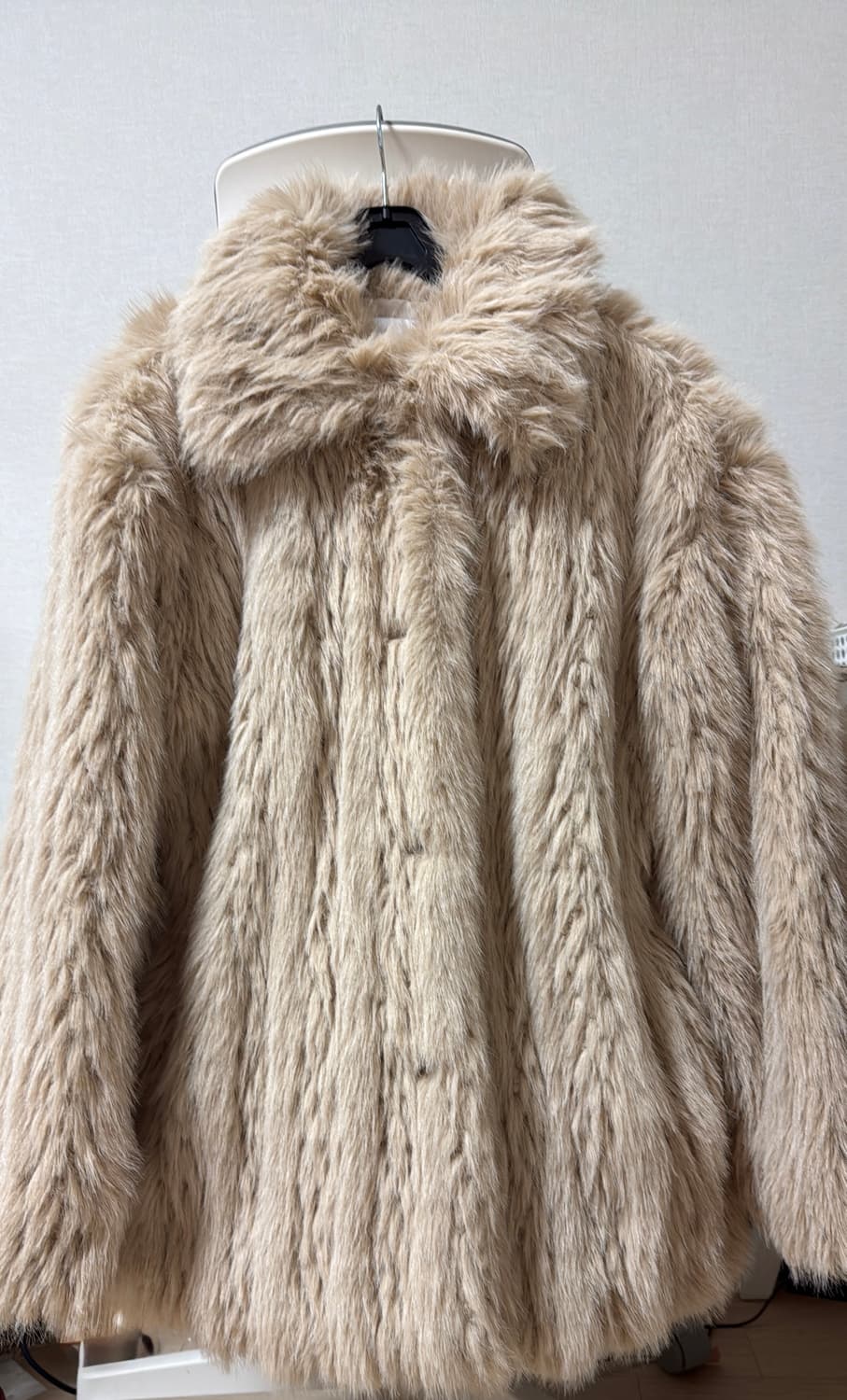 320쇼룸 에코 퍼 넥라인 훅 4버튼 자켓 베이지 상품이미지3