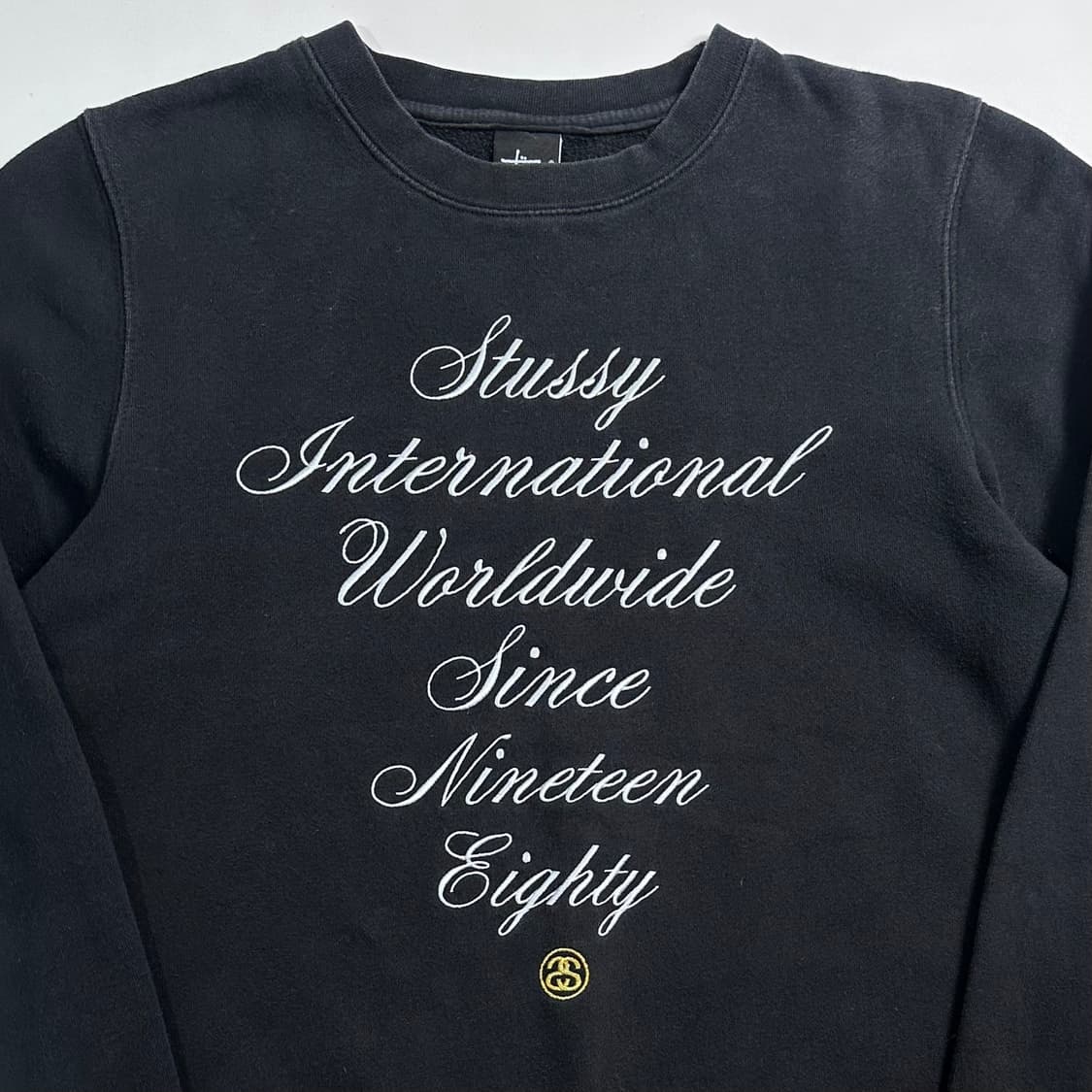 스투시 월드투어 블랙 맨투맨 상품이미지2