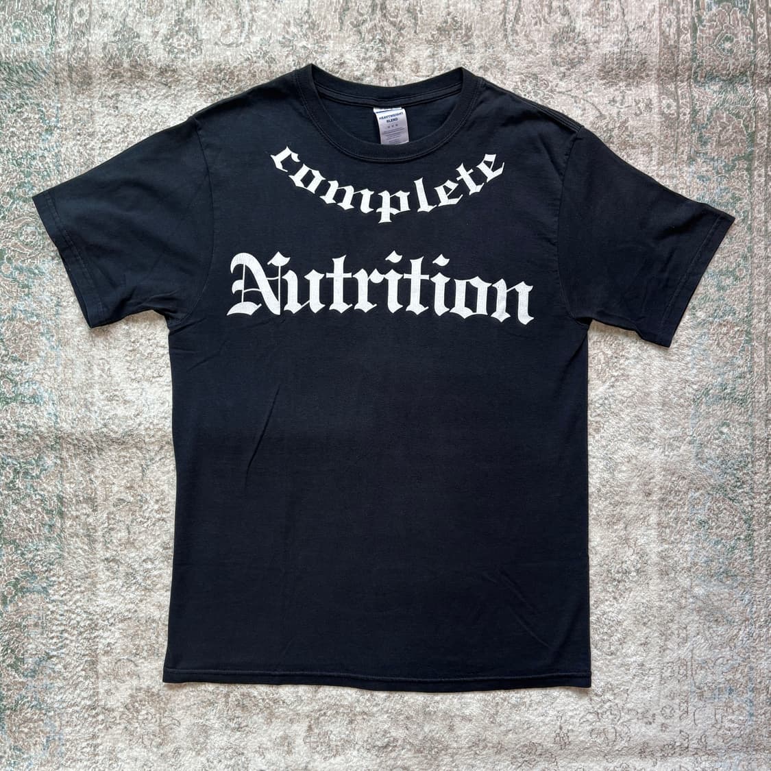 Complete Nutrition Old English Logo Tee  상품이미지1